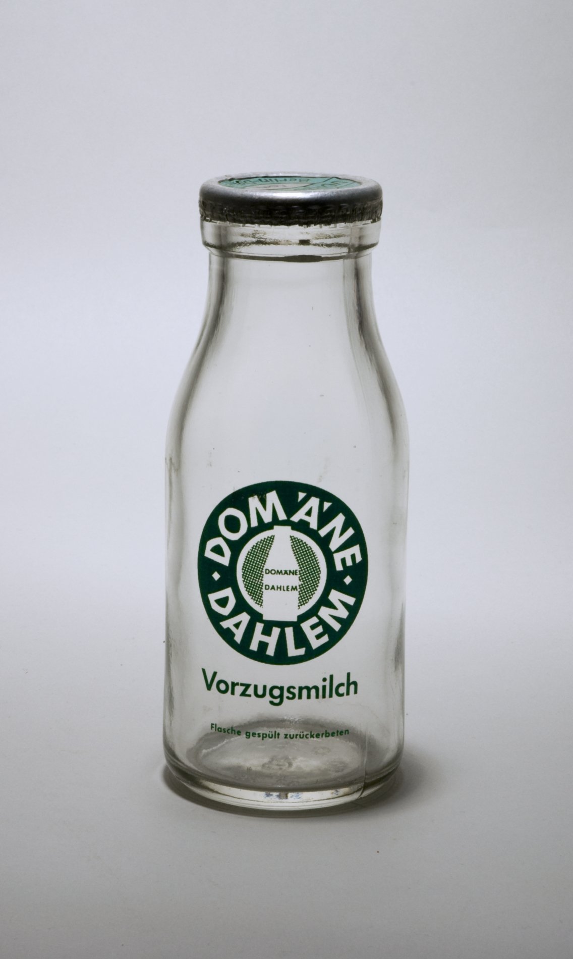 Milchflasche "Domäne Dahlem -Vorzugsmilch", 0,25 Liter (Stiftung Domäne Dahlem - Landgut und Museum, Weiternutzung nur mit Genehmigung des Museums CC BY-NC-SA)