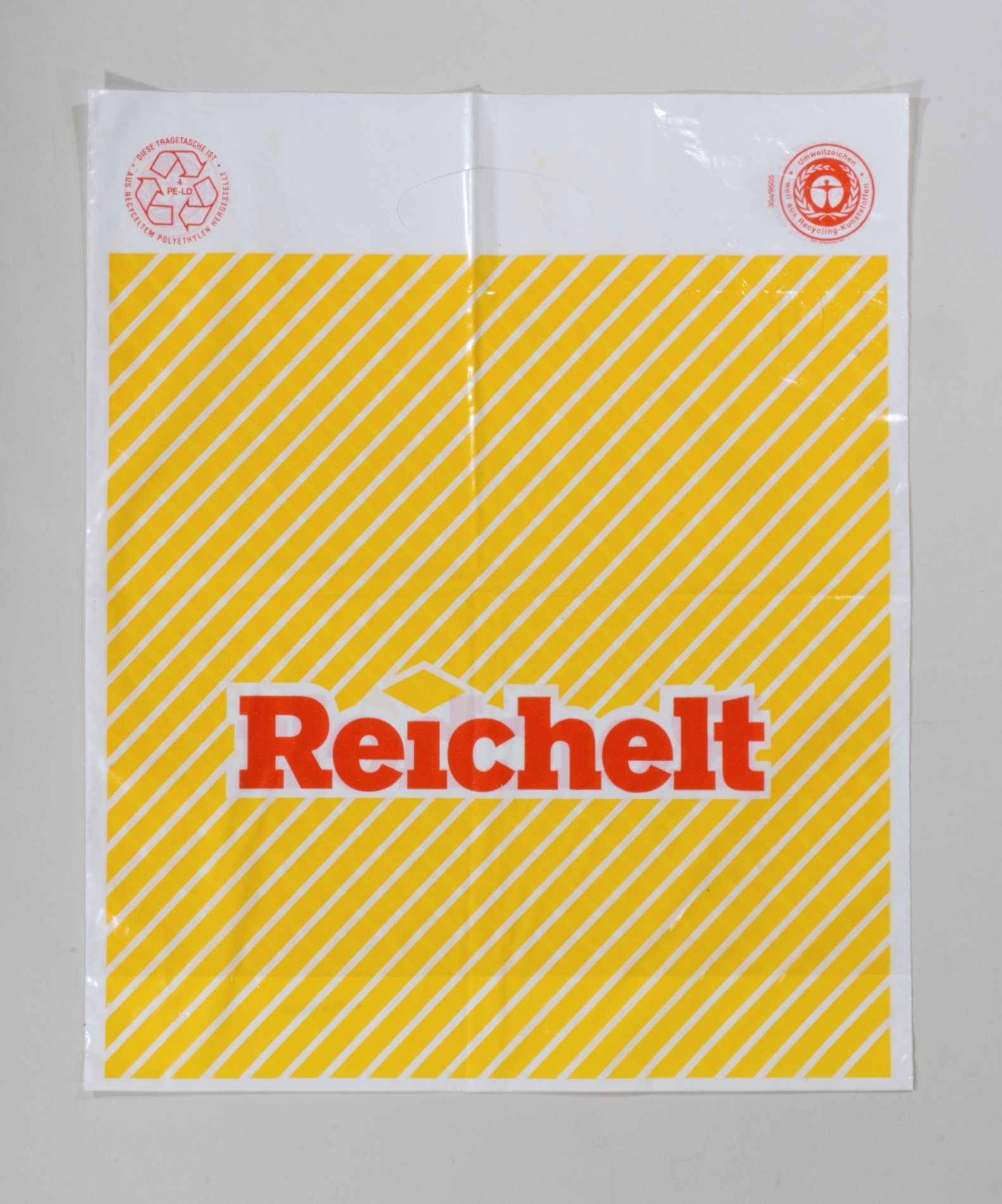 Plastiktragetasche der Firma "Reichelt" (Stiftung Domäne Dahlem - Landgut und Museum, Weiternutzung nur mit Genehmigung des Museums CC BY-NC-SA)
