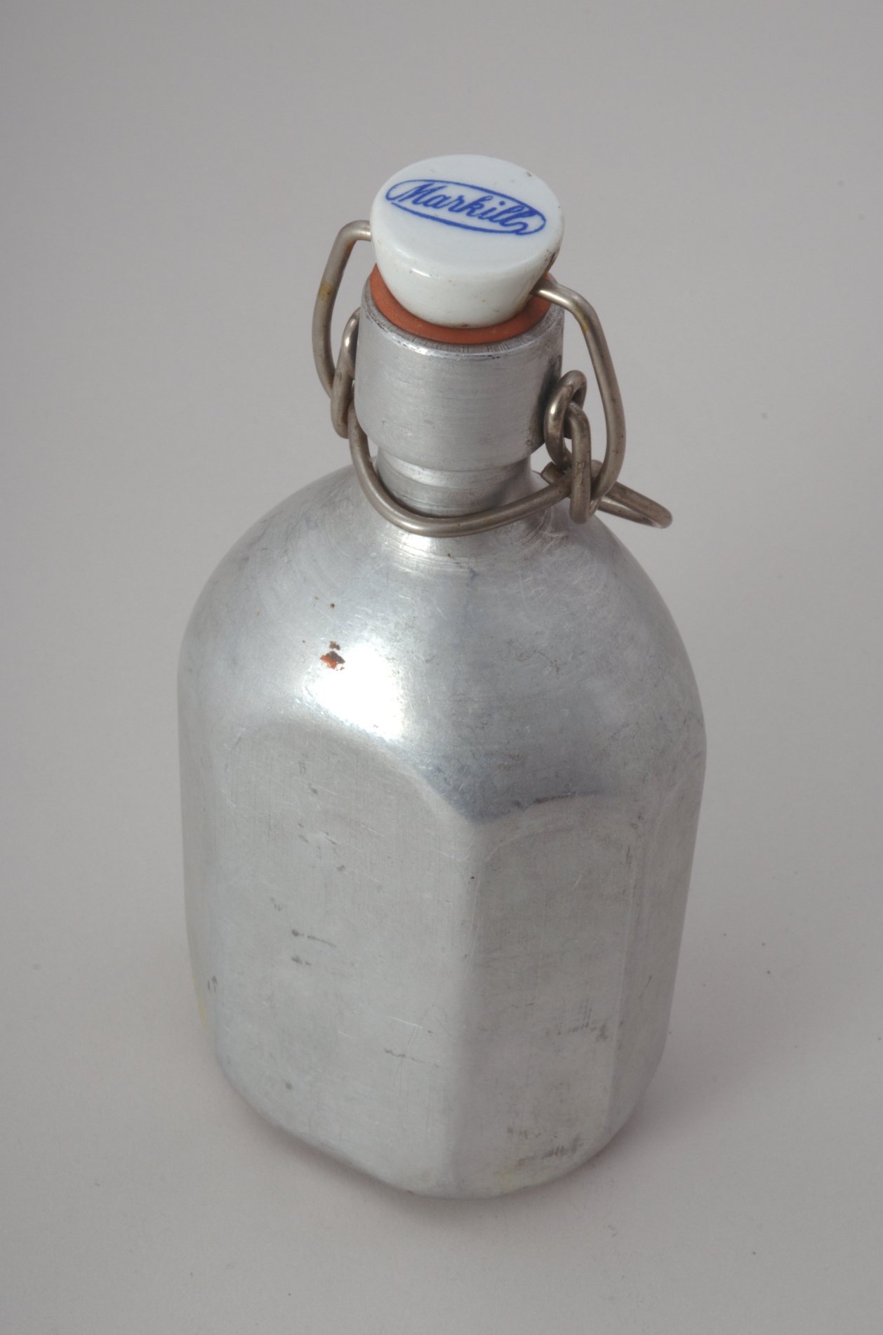 Aluminiumflasche mit Bügelverschluss (Stiftung Domäne Dahlem - Landgut und Museum, Weiternutzung nur mit Genehmigung des Museums CC BY-NC-SA)