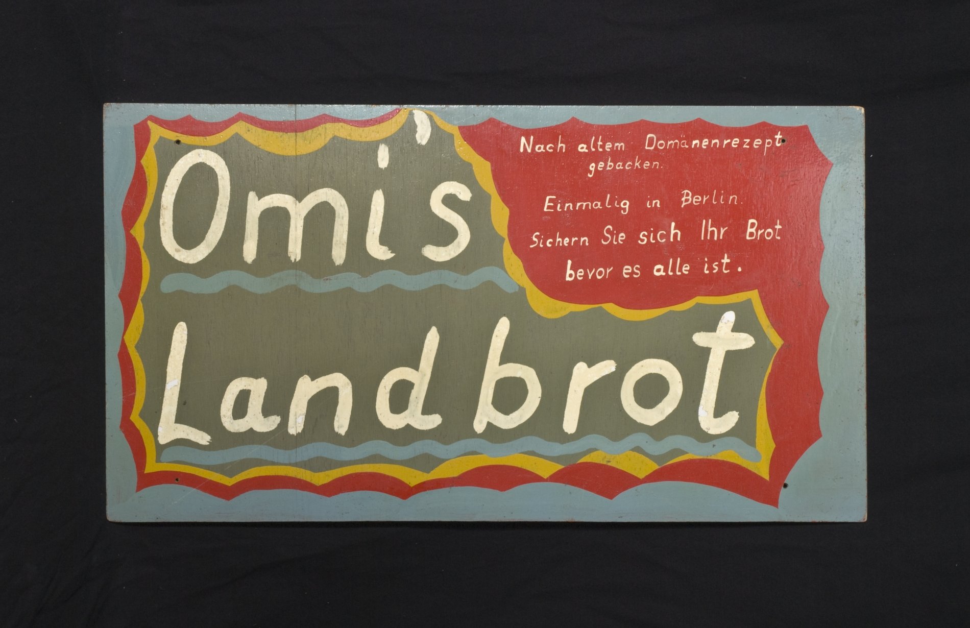 Schrifttafel "Omis Landbrot" (Stiftung Domäne Dahlem - Landgut und Museum, Weiternutzung nur mit Genehmigung des Museums CC BY-NC-SA)