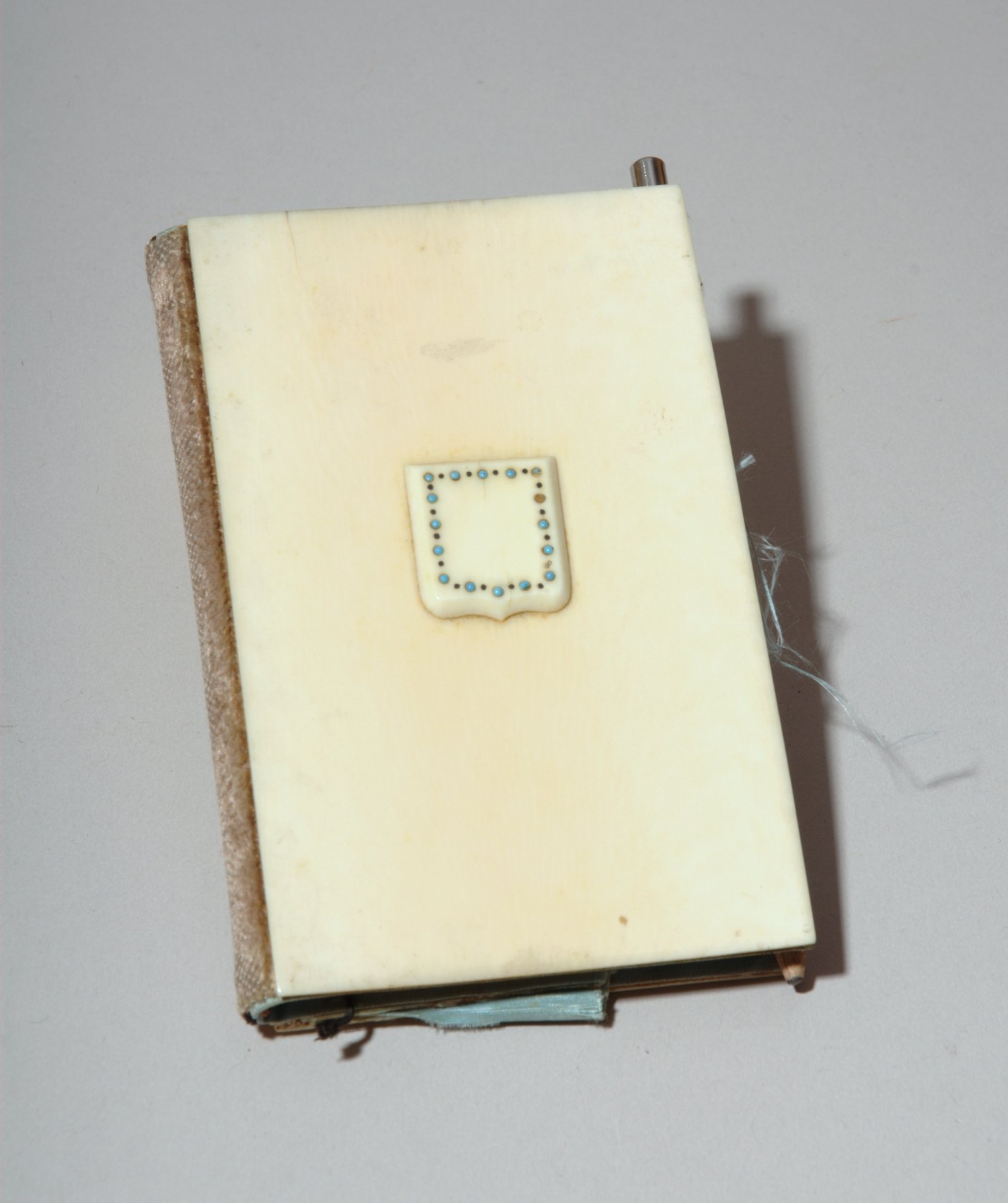 Notizbuch mit Elfenbeineinband (Stiftung Domäne Dahlem - Landgut und Museum, Weiternutzung nur mit Genehmigung des Museums CC BY-NC-SA)