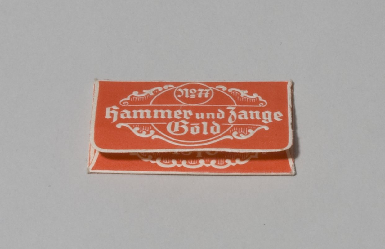 Rasierklinge "Hammer und Zange" (Stiftung Domäne Dahlem - Landgut und Museum, Weiternutzung nur mit Genehmigung des Museums CC BY-NC-SA)
