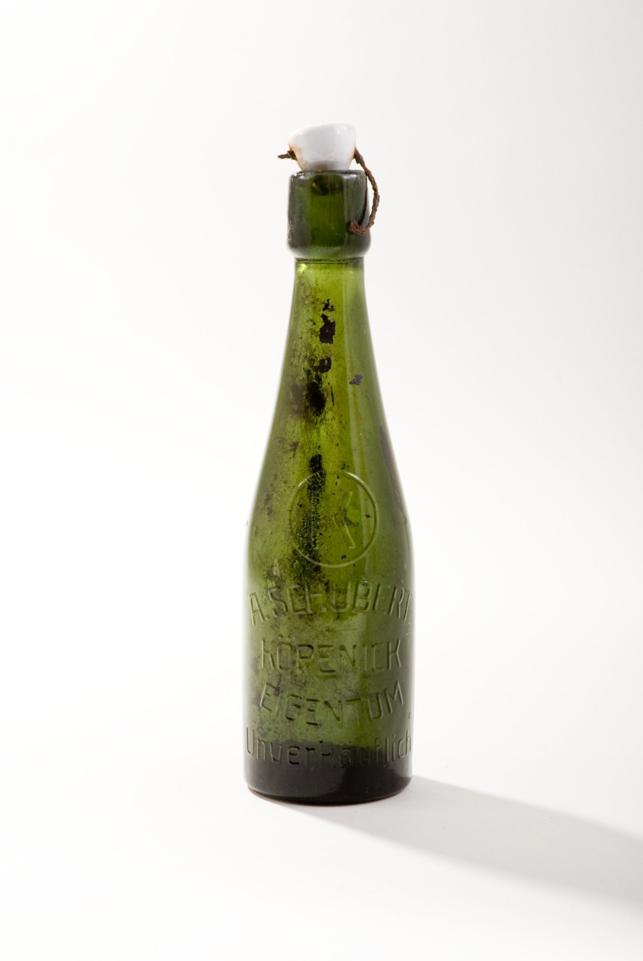 Flasche der Firma "A. Schubert" (Stiftung Domäne Dahlem - Landgut und Museum, Weiternutzung nur mit Genehmigung des Museums CC BY-NC-SA)