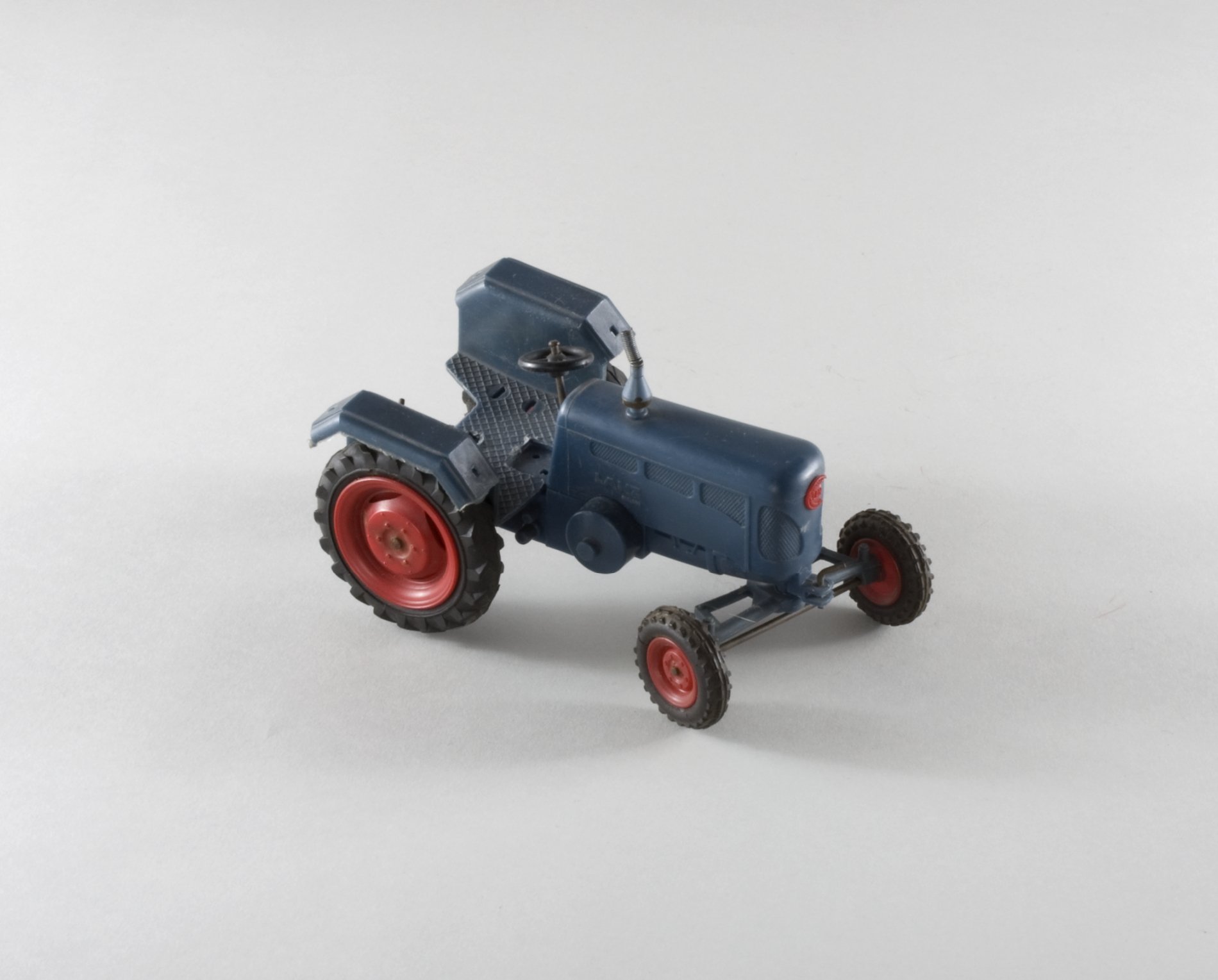 Spielzeugmodell: "Lanz"-Traktor (Stiftung Domäne Dahlem - Landgut und Museum, Weiternutzung nur mit Genehmigung des Museums CC BY-NC-SA)