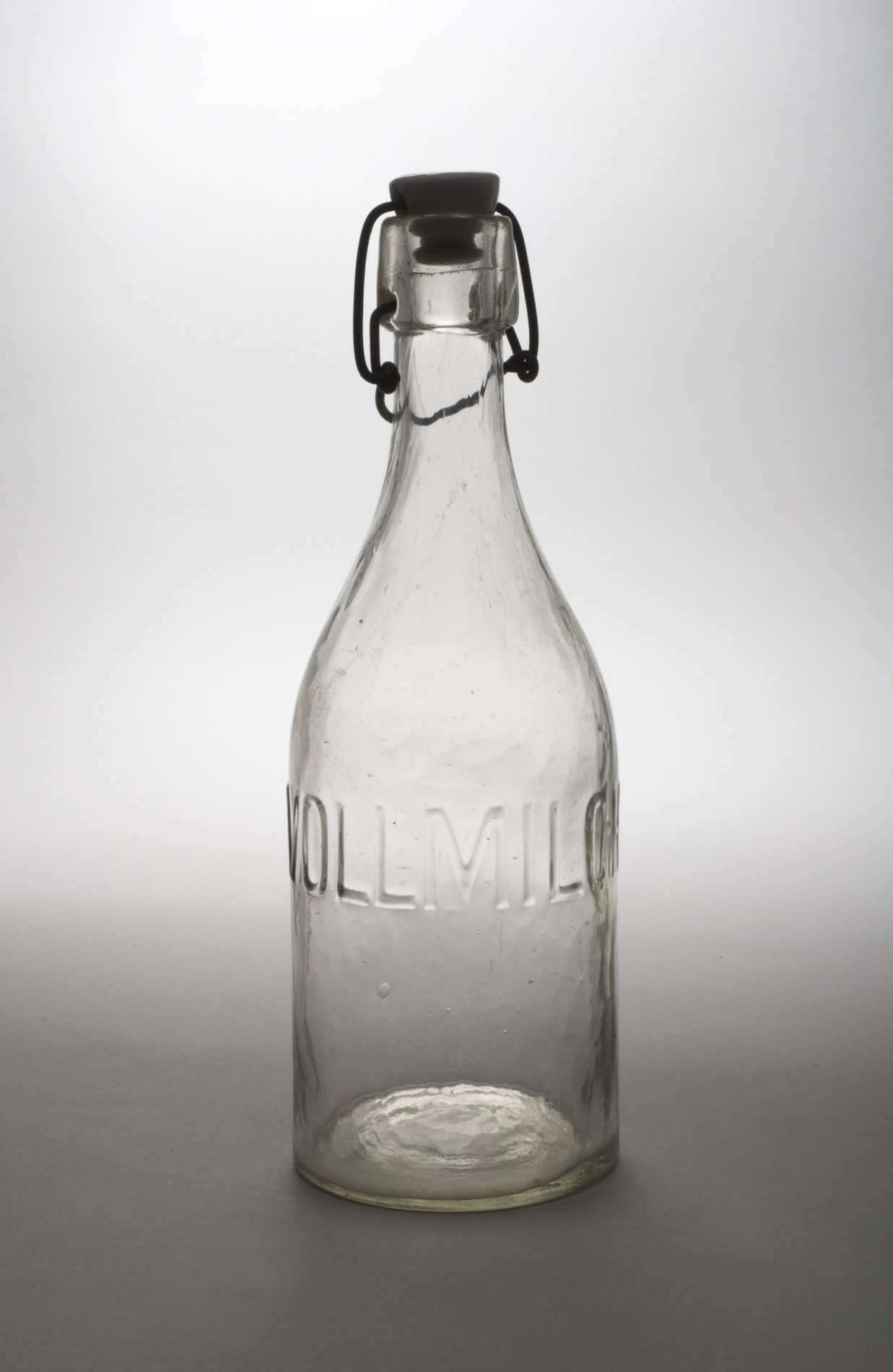 Glasflasche mit Bügelverschluß "Vollmilch" (Stiftung Domäne Dahlem - Landgut und Museum, Weiternutzung nur mit Genehmigung des Museums CC BY-NC-SA)