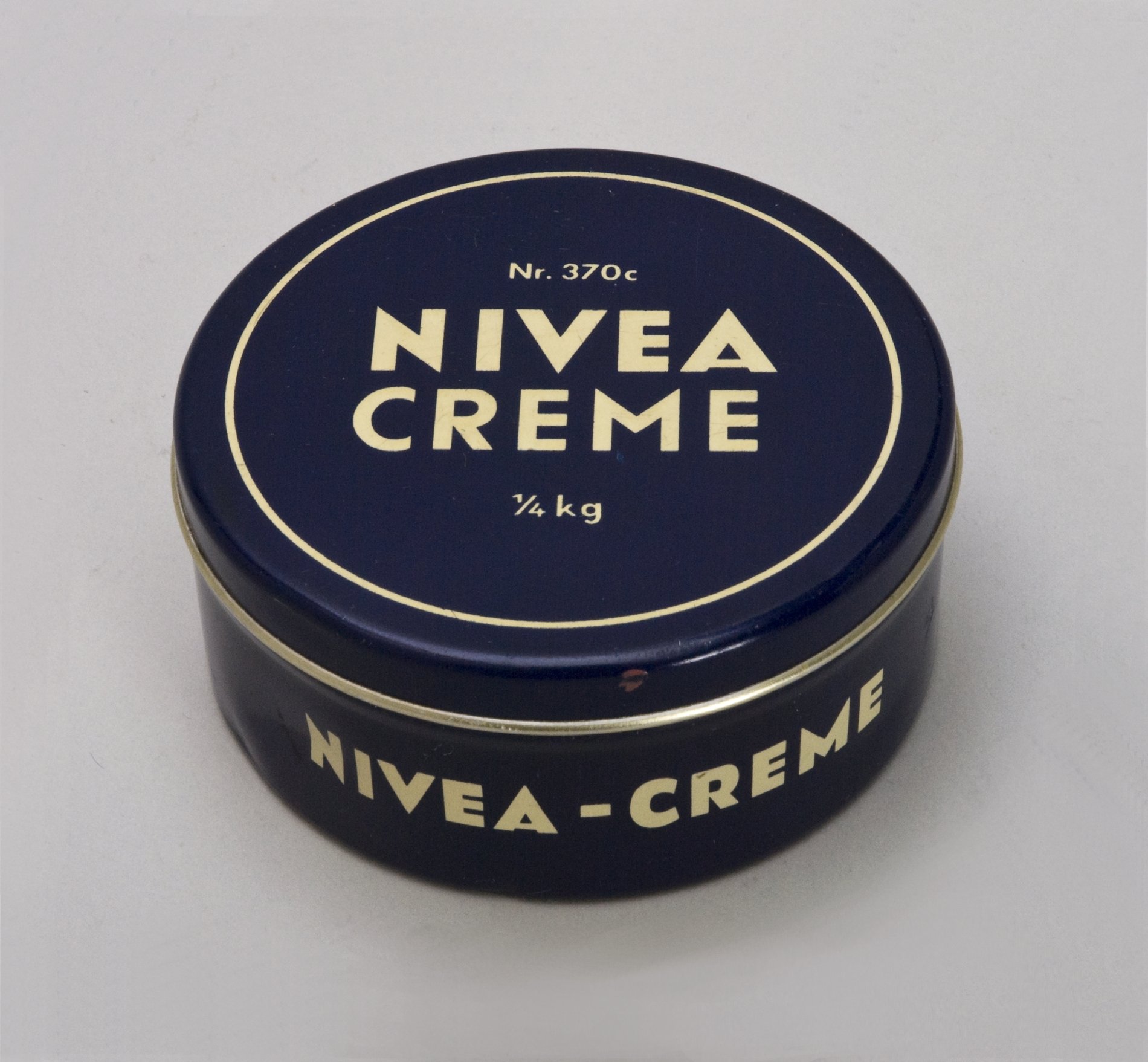 Dose "Nivea Creme" (Stiftung Domäne Dahlem - Landgut und Museum, Weiternutzung nur mit Genehmigung des Museums CC BY-NC-SA)