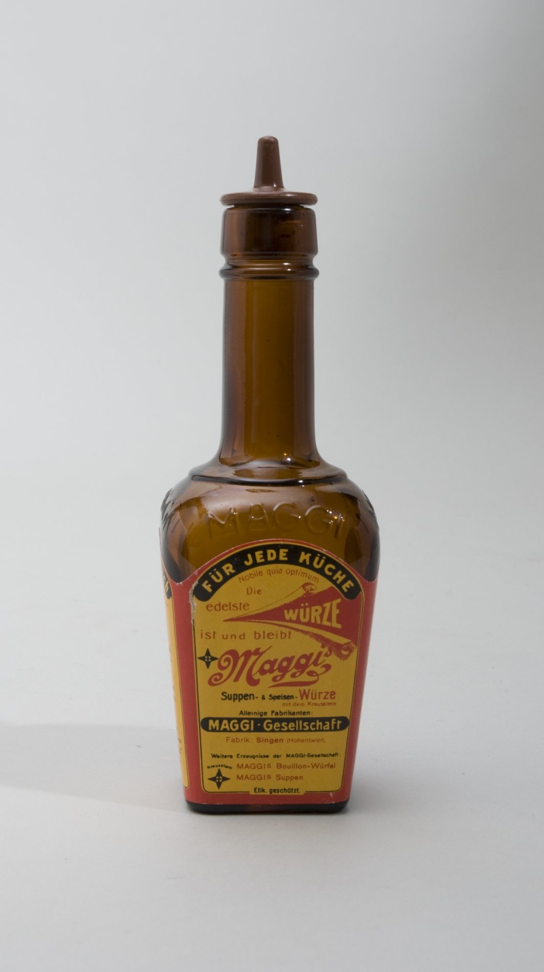 "Maggi" Würz-Flasche "2" mit Kunsstoffkappe (Dosierer) (Stiftung Domäne Dahlem - Landgut und Museum, Weiternutzung nur mit Genehmigung des Museums CC BY-NC-SA)