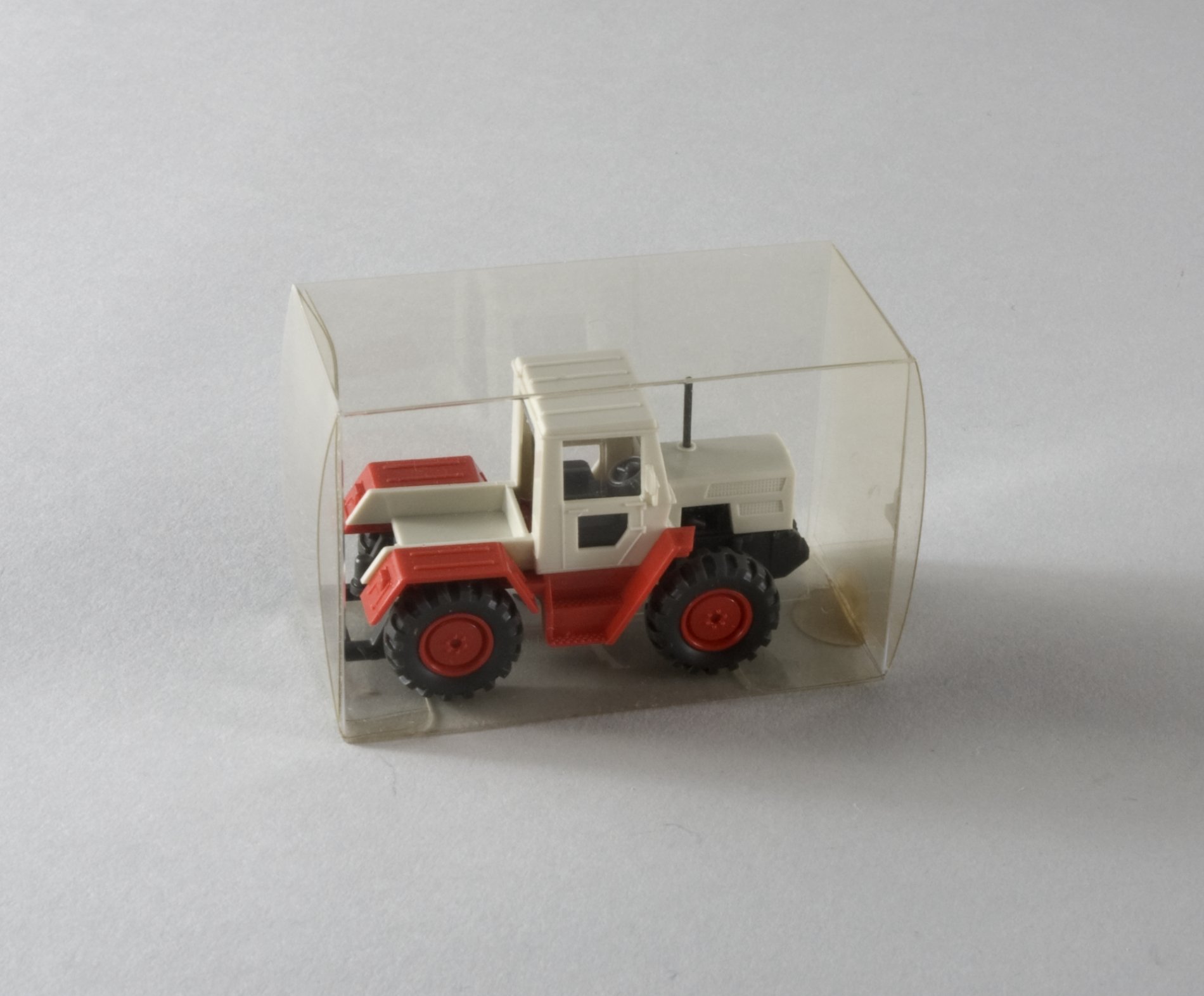 Spielzeugmodell: "MB-Trac"-Traktor (Stiftung Domäne Dahlem - Landgut und Museum, Weiternutzung nur mit Genehmigung des Museums CC BY-NC-SA)