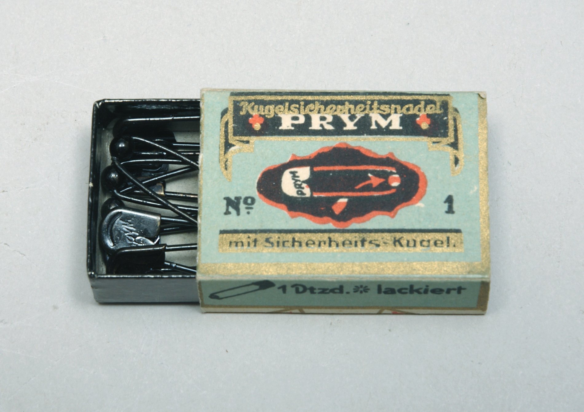 Schachtel mit Sicherheitsnadeln der Marke "Prym" (Stiftung Domäne Dahlem - Landgut und Museum, Weiternutzung nur mit Genehmigung des Museums CC BY-NC-SA)