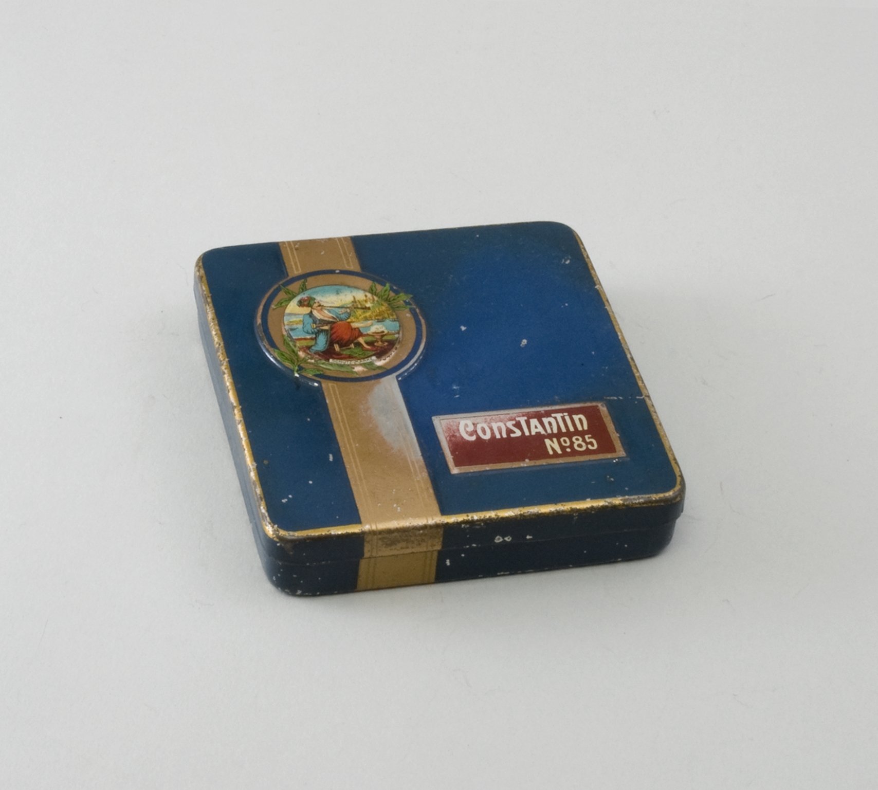 Zigaretten-Dose "Constantin No. 85" (Stiftung Domäne Dahlem - Landgut und Museum, Weiternutzung nur mit Genehmigung des Museums CC BY-NC-SA)