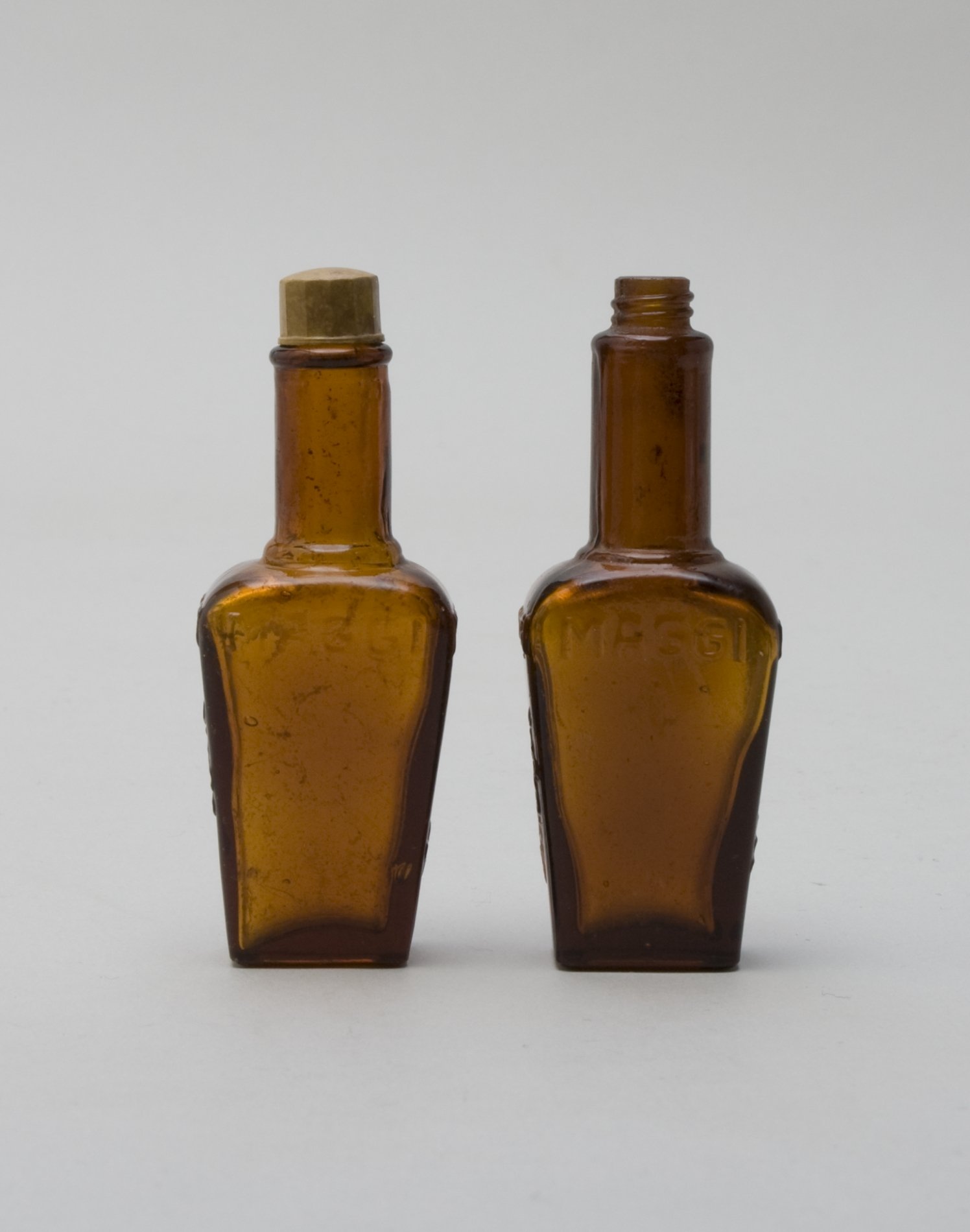 Zwei Probier - "Maggi" Würz-Flaschen (Stiftung Domäne Dahlem - Landgut und Museum, Weiternutzung nur mit Genehmigung des Museums CC BY-NC-SA)