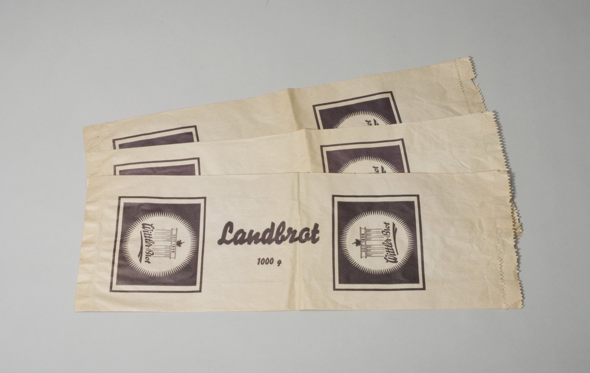 Drei Papiertüten für Landbrot der Firma "Wittler-Brot" (Stiftung Domäne Dahlem - Landgut und Museum, Weiternutzung nur mit Genehmigung des Museums CC BY-NC-SA)