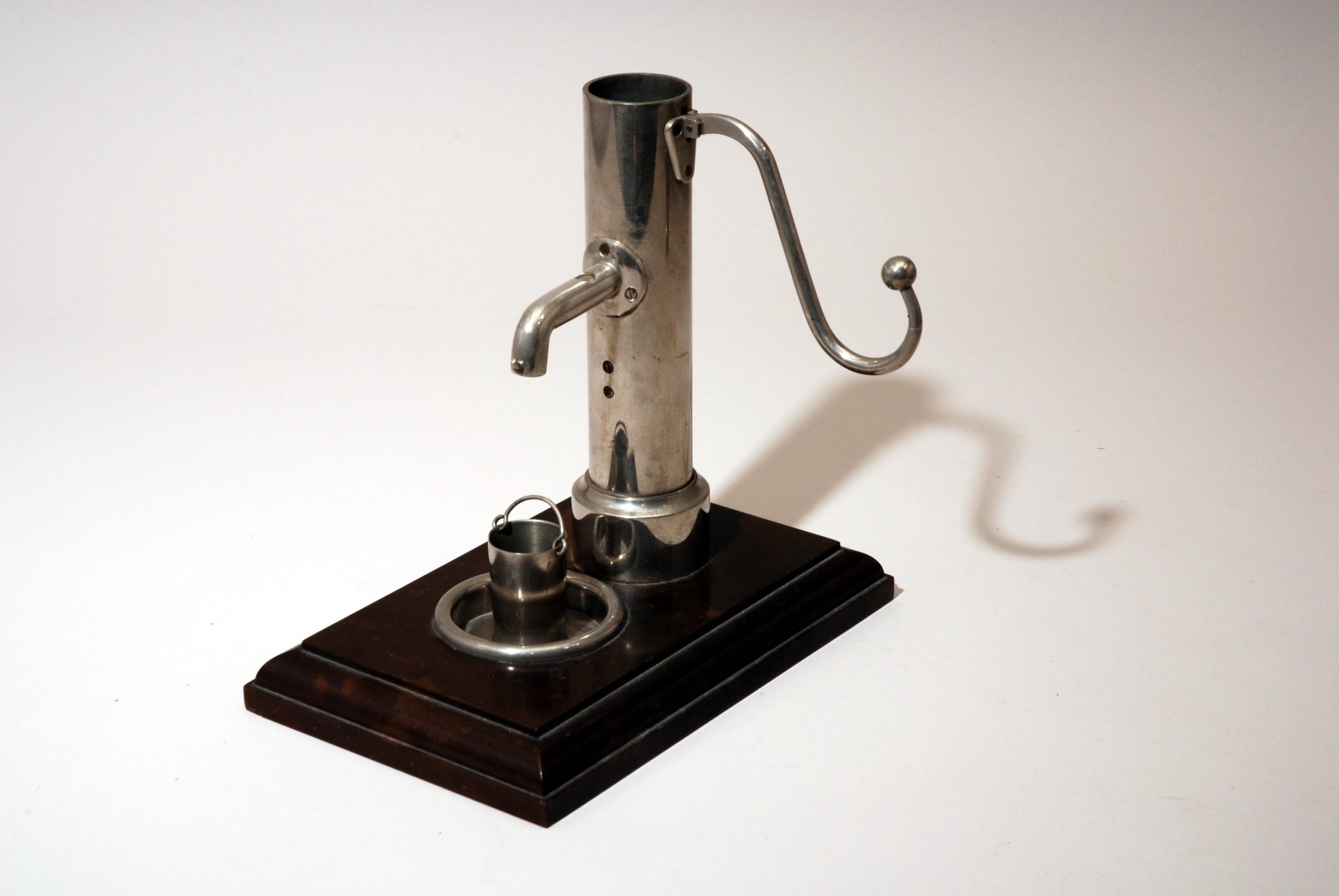 Modell einer Wasserpumpe (Stiftung Domäne Dahlem - Landgut und Museum, Weiternutzung nur mit Genehmigung des Museums CC BY-NC-SA)
