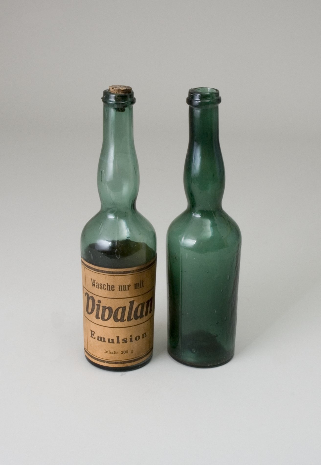 Zwei Flaschen für Waschemulsion "Vivalan" (Stiftung Domäne Dahlem - Landgut und Museum, Weiternutzung nur mit Genehmigung des Museums CC BY-NC-SA)