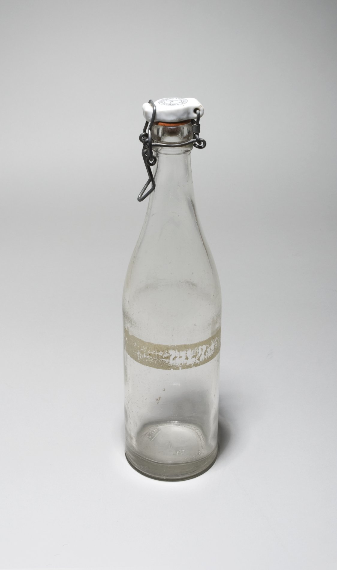 Flasche "Leihflasche Deutscher Brunnen", mit Bügelverschluss (Stiftung Domäne Dahlem - Landgut und Museum, Weiternutzung nur mit Genehmigung des Museums CC BY-NC-SA)