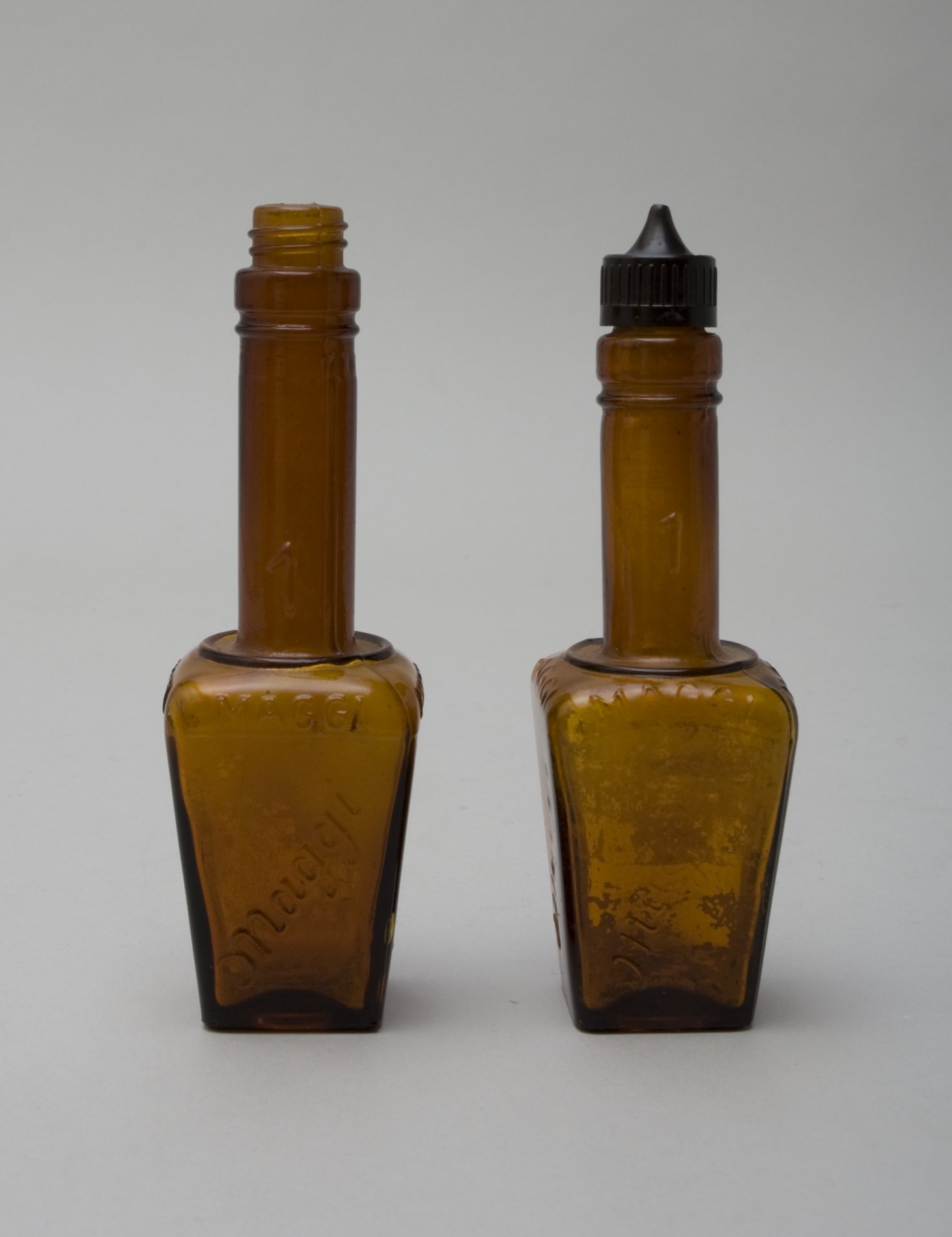 Zwei "Maggi" Würz-Flaschen "1" (Stiftung Domäne Dahlem - Landgut und Museum, Weiternutzung nur mit Genehmigung des Museums CC BY-NC-SA)