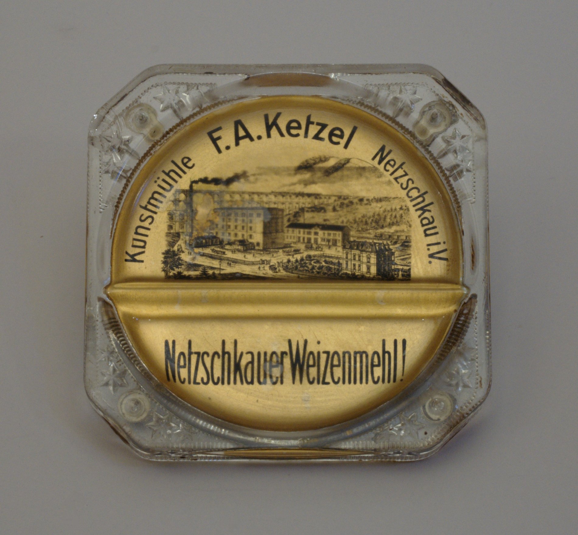 Zahlteller mit Werbung für "Netzschkauer Weizenmehl" (Stiftung Domäne Dahlem - Landgut und Museum, Weiternutzung nur mit Genehmigung des Museums CC BY-NC-SA)