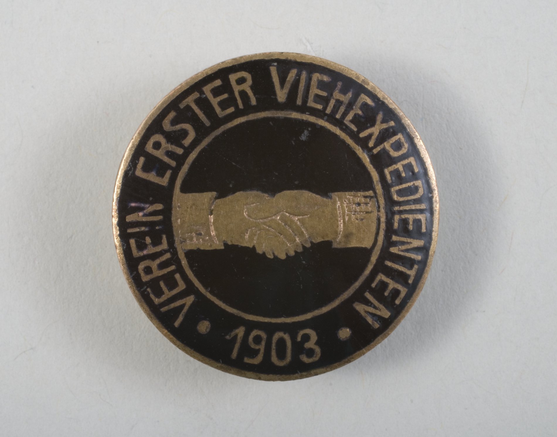 Anstecknadel "Verein erster Viehexpedienten", 1903 (Stiftung Domäne Dahlem - Landgut und Museum, Weiternutzung nur mit Genehmigung des Museums CC BY-NC-SA)