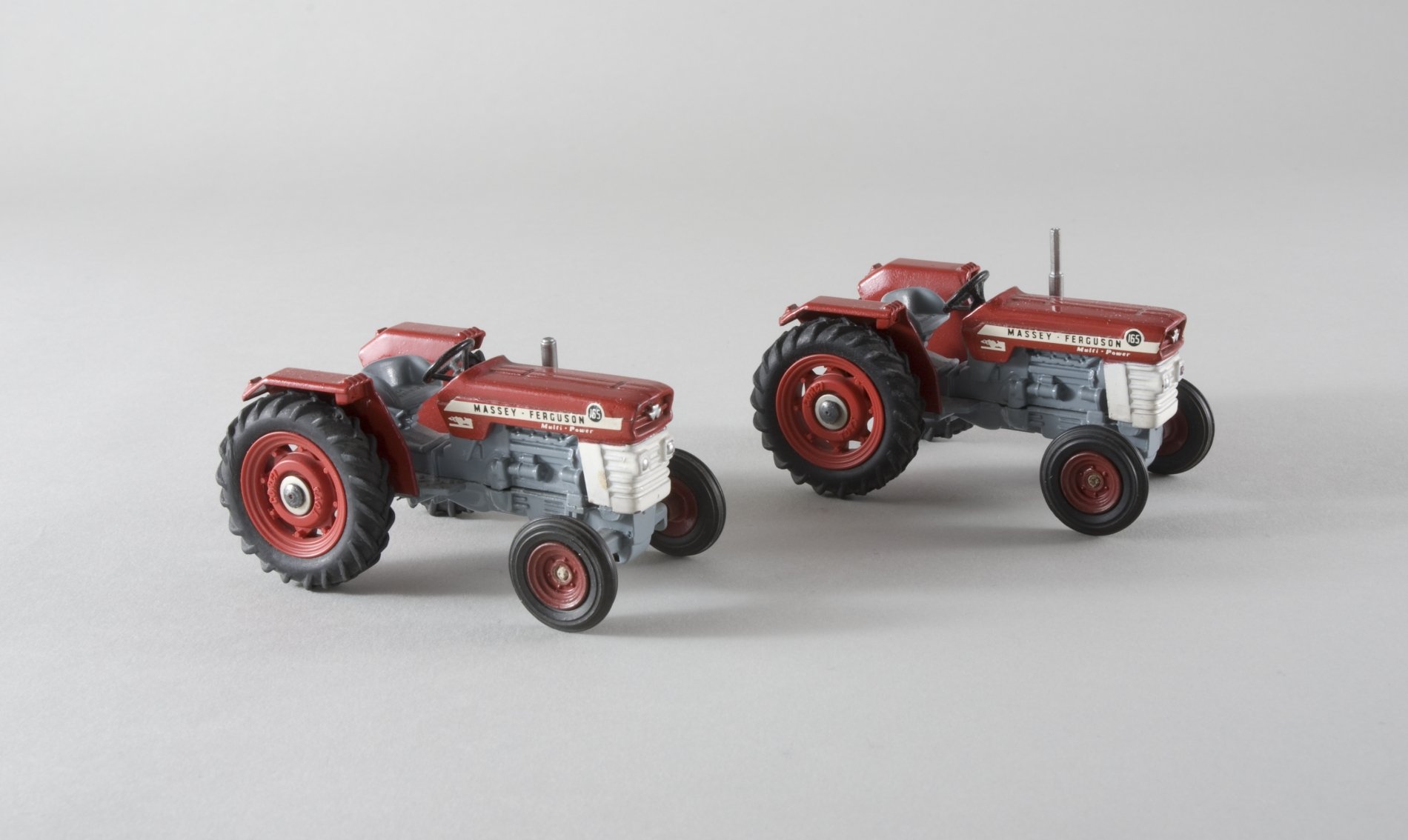 Zwei Spielzeug-Traktoren "Massey-Ferguson MF 165" (Stiftung Domäne Dahlem - Landgut und Museum, Weiternutzung nur mit Genehmigung des Museums CC BY-NC-SA)