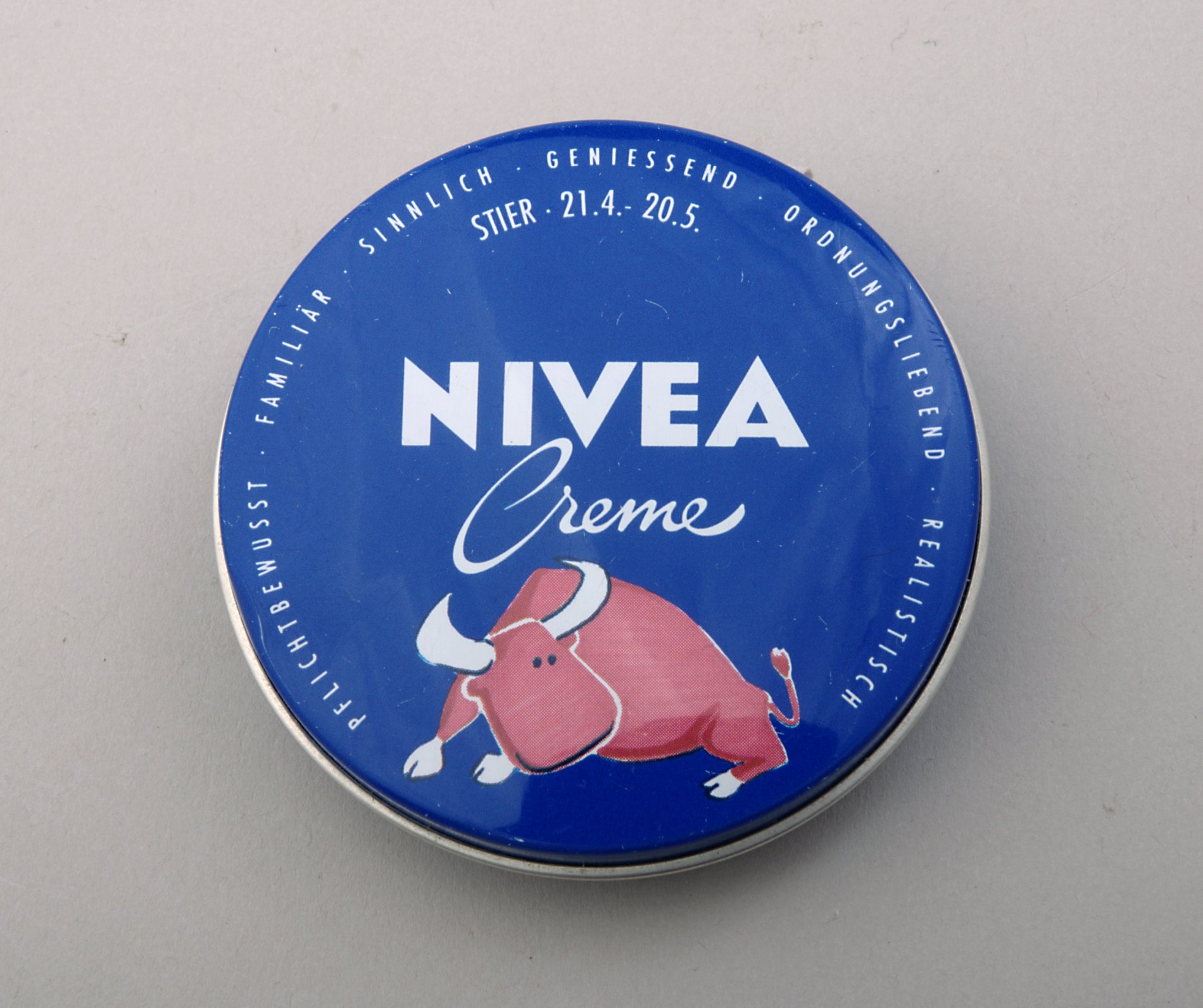 Dose "Nivea Creme" Sternzeichen (Stiftung Domäne Dahlem - Landgut und Museum, Weiternutzung nur mit Genehmigung des Museums CC BY-NC-SA)
