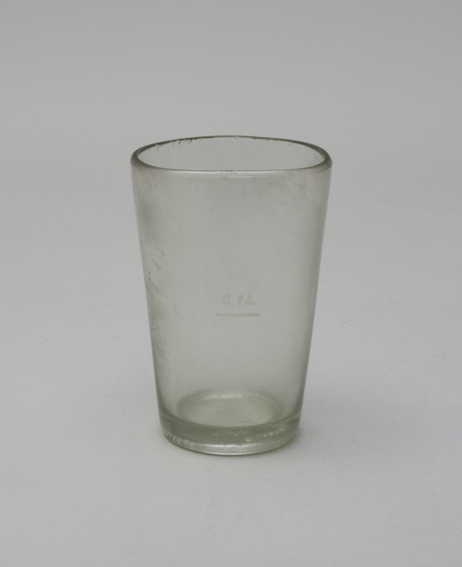 Hitzedeformiertes Trinkglas aus dem "Haus Vaterland" (Stiftung Domäne Dahlem - Landgut und Museum, Weiternutzung nur mit Genehmigung des Museums CC BY-NC-SA)