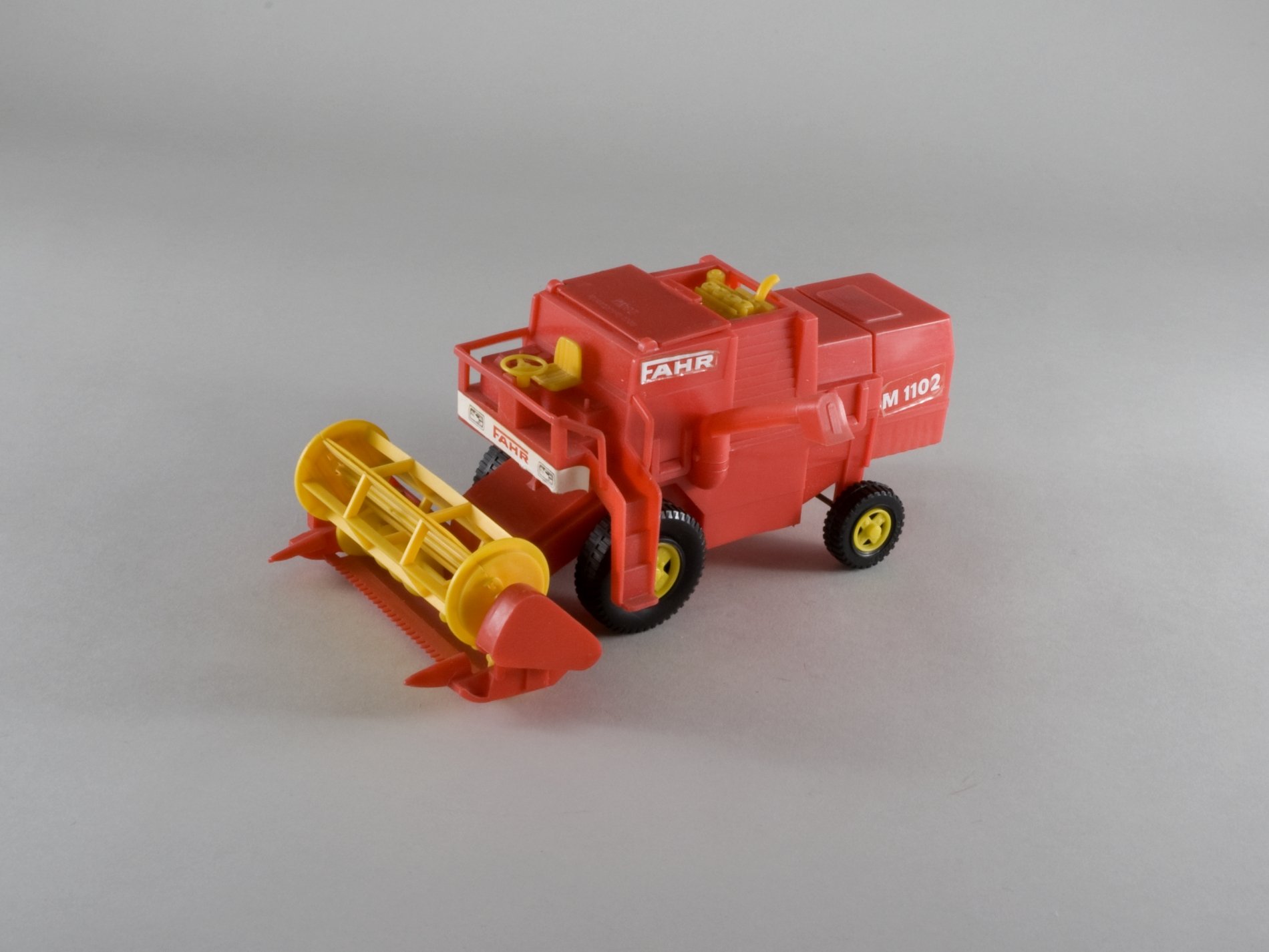 Spielzeugmodell: "Fahr" - Mähdrescher (Stiftung Domäne Dahlem - Landgut und Museum, Weiternutzung nur mit Genehmigung des Museums CC BY-NC-SA)