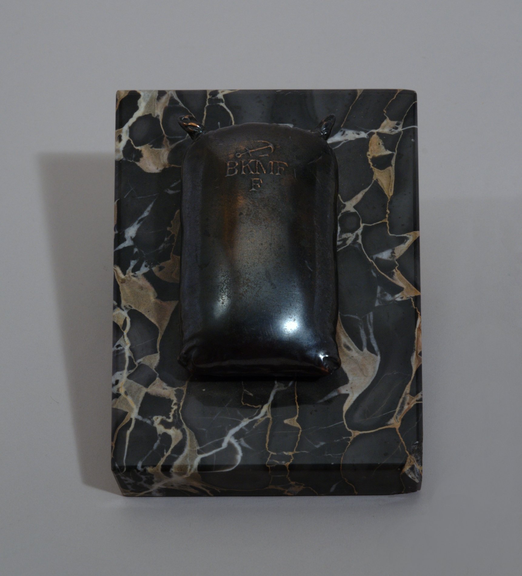 Sockelfigur: Sack auf einer Marmorplatte (Stiftung Domäne Dahlem - Landgut und Museum, Weiternutzung nur mit Genehmigung des Museums CC BY-NC-SA)