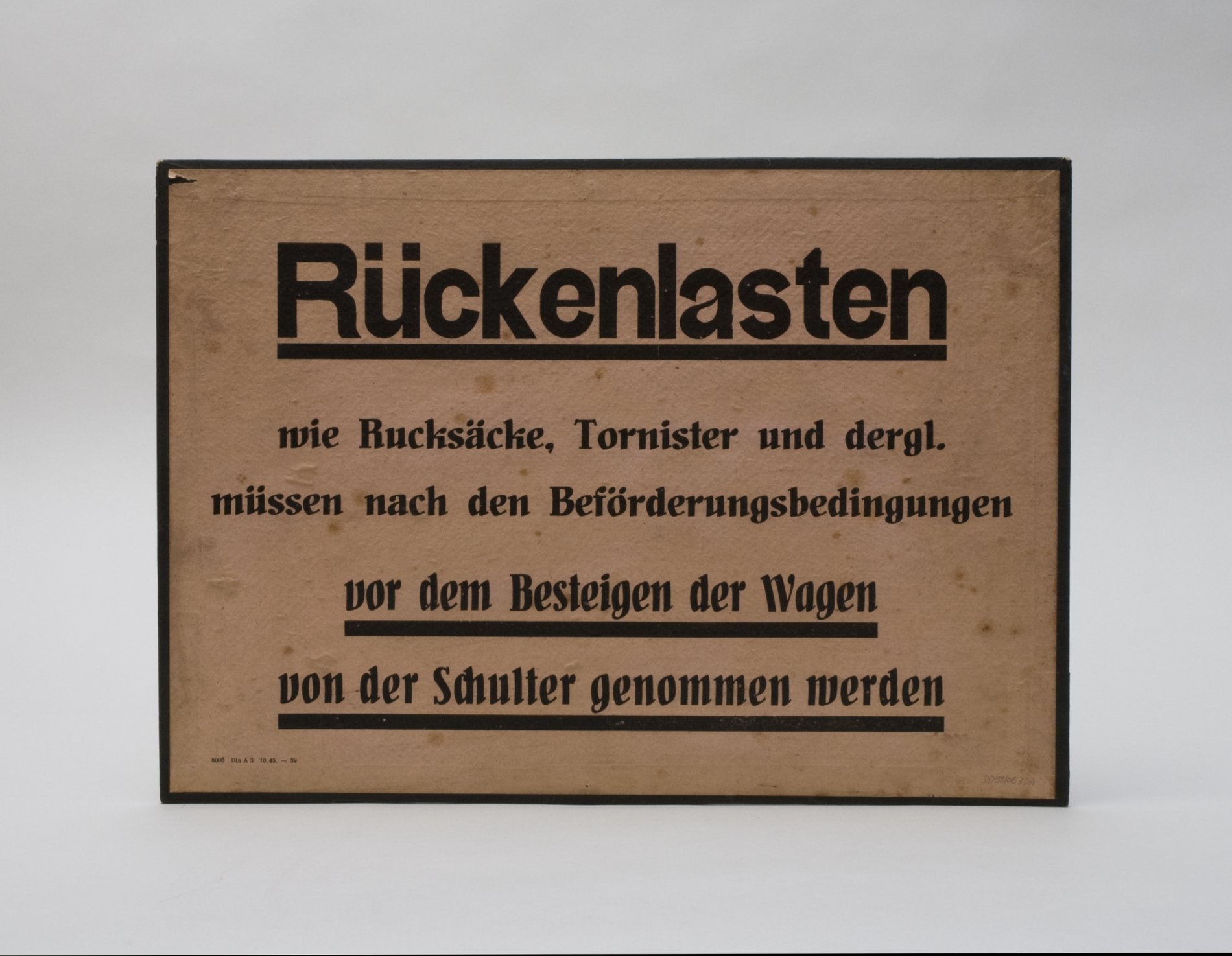 Pappschild "Bekanntmachung - BVG" - "Rückenlasten..." (Stiftung Domäne Dahlem - Landgut und Museum, Weiternutzung nur mit Genehmigung des Museums CC BY-NC-SA)