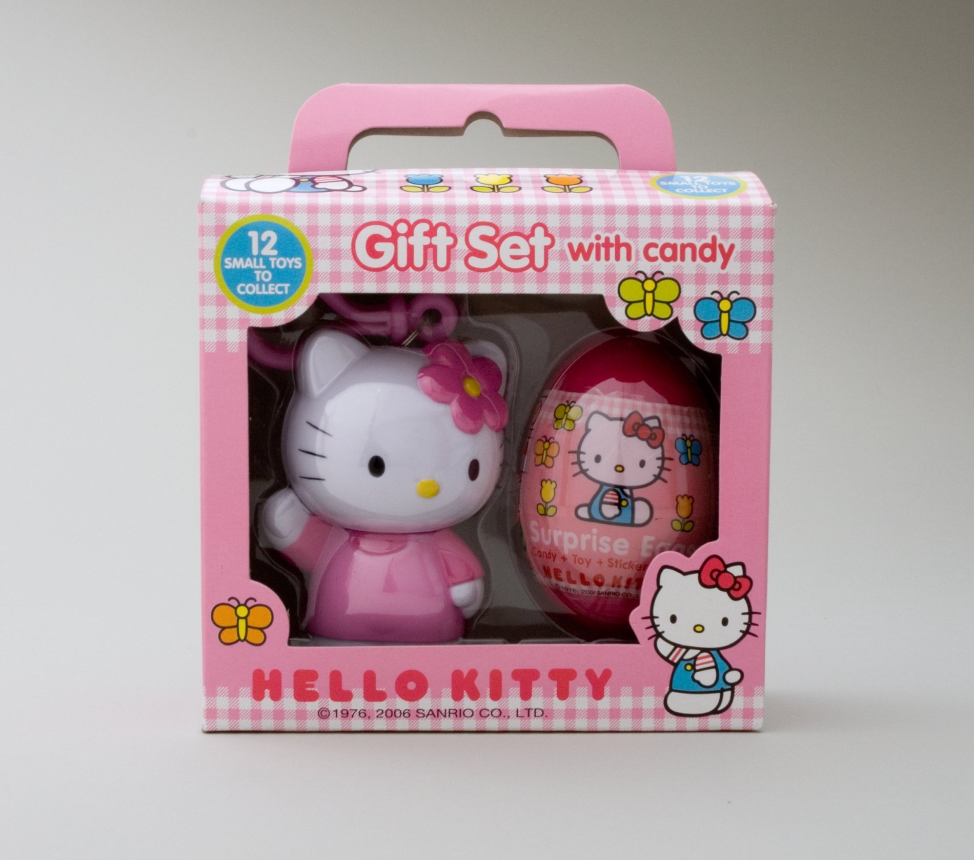 "Hello Kitty" Geschenkset mit Plastikfigur und Süßigkeiten (Stiftung Domäne Dahlem - Landgut und Museum, Weiternutzung nur mit Genehmigung des Museums CC BY-NC-SA)