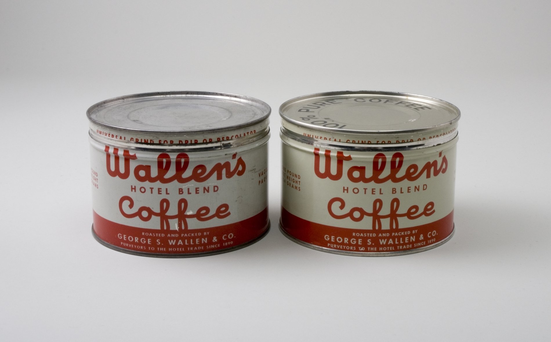Zwei Blechdosen "Wallen's - Hotel Blend - Coffee" (Stiftung Domäne Dahlem - Landgut und Museum, Weiternutzung nur mit Genehmigung des Museums CC BY-NC-SA)