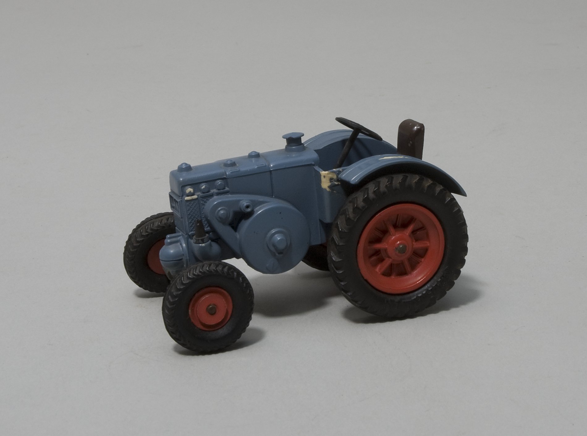 Spielzeugmodell: "Lanz"-Traktor (Stiftung Domäne Dahlem - Landgut und Museum, Weiternutzung nur mit Genehmigung des Museums CC BY-NC-SA)