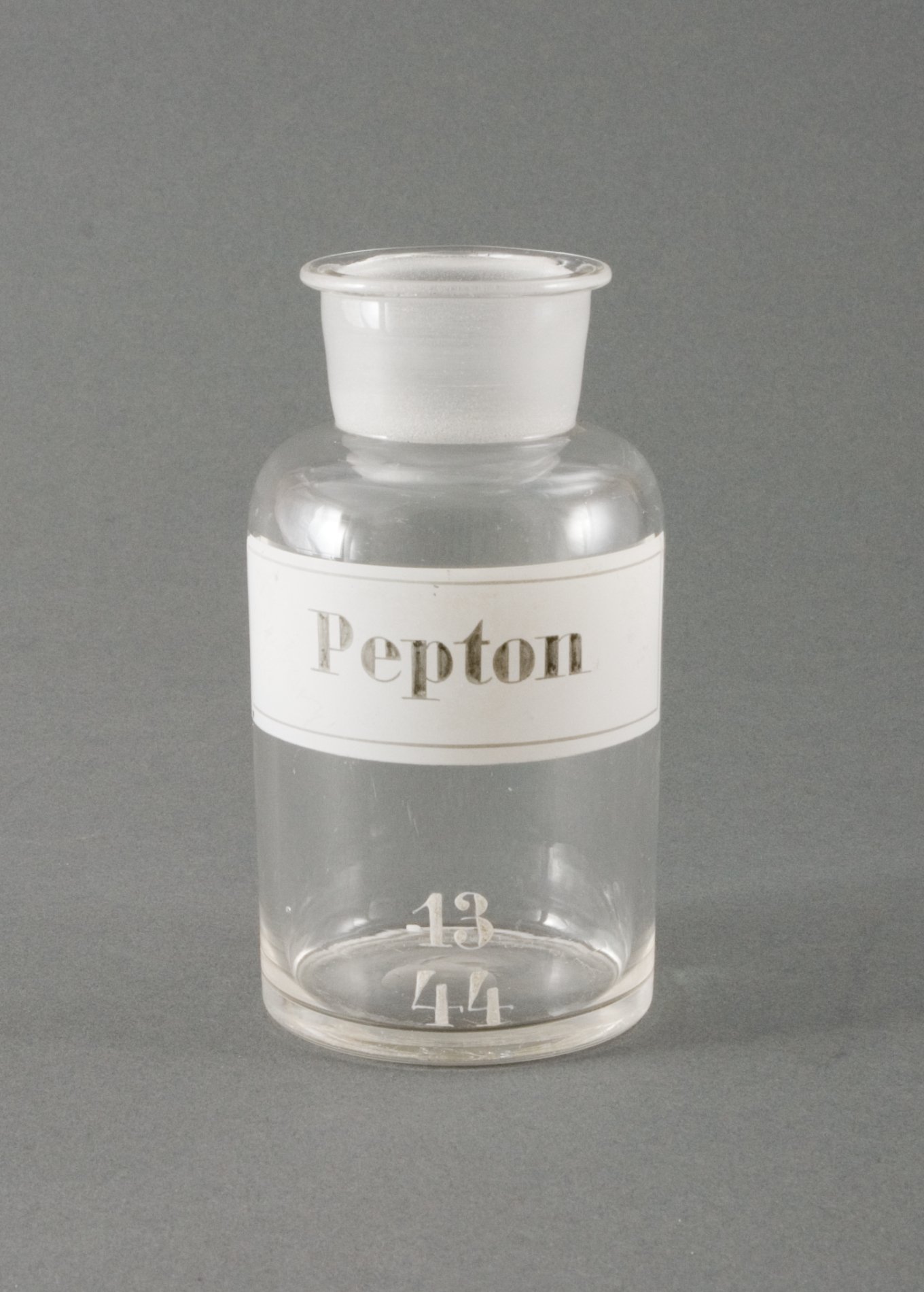 Standflasche ohne Deckel mit Aufschrift "Pepton" (Stiftung Domäne Dahlem - Landgut und Museum, Weiternutzung nur mit Genehmigung des Museums CC BY-NC-SA)