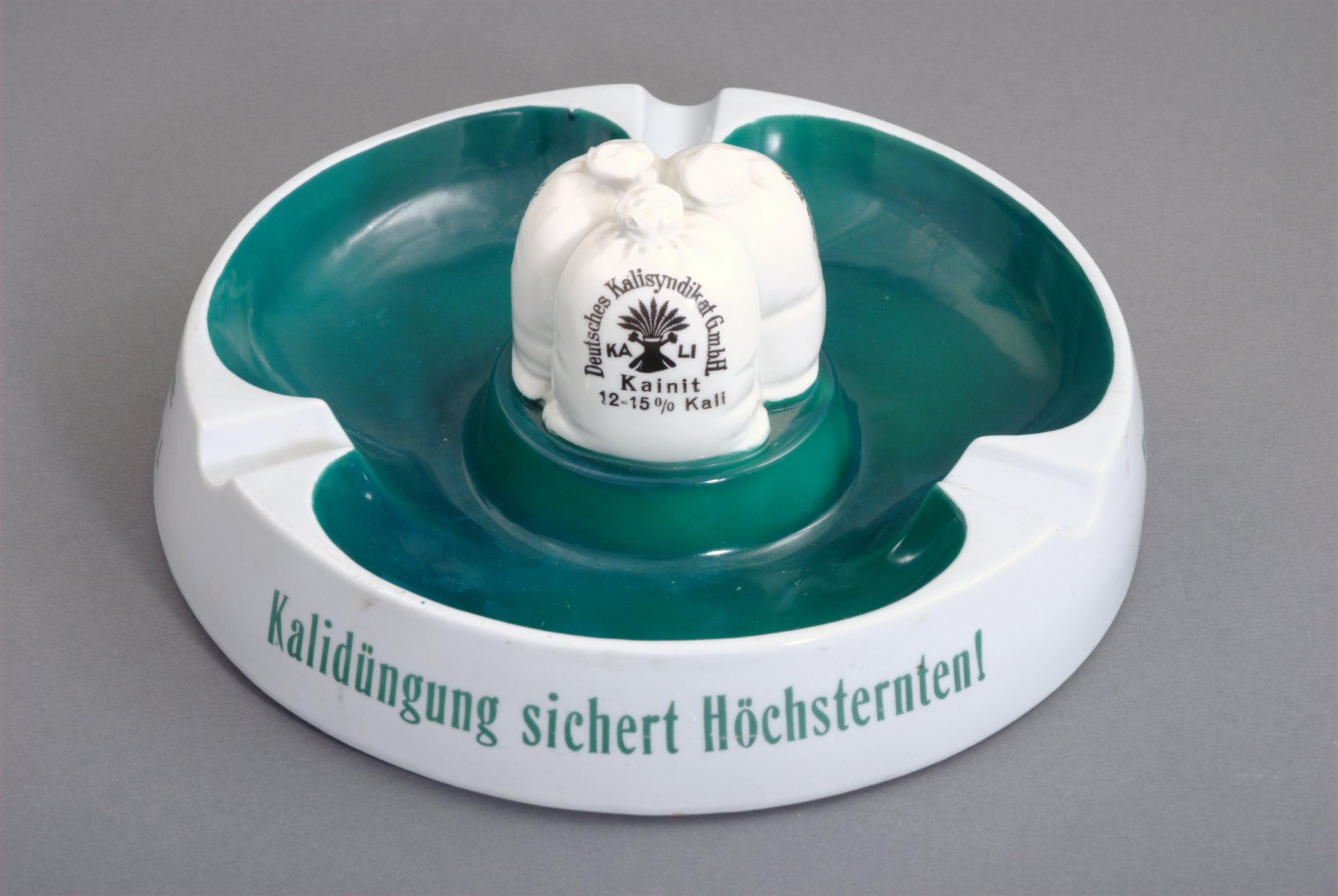 Aschenbecher (Stiftung Domäne Dahlem - Landgut und Museum, Weiternutzung nur mit Genehmigung des Museums CC BY-NC-SA)