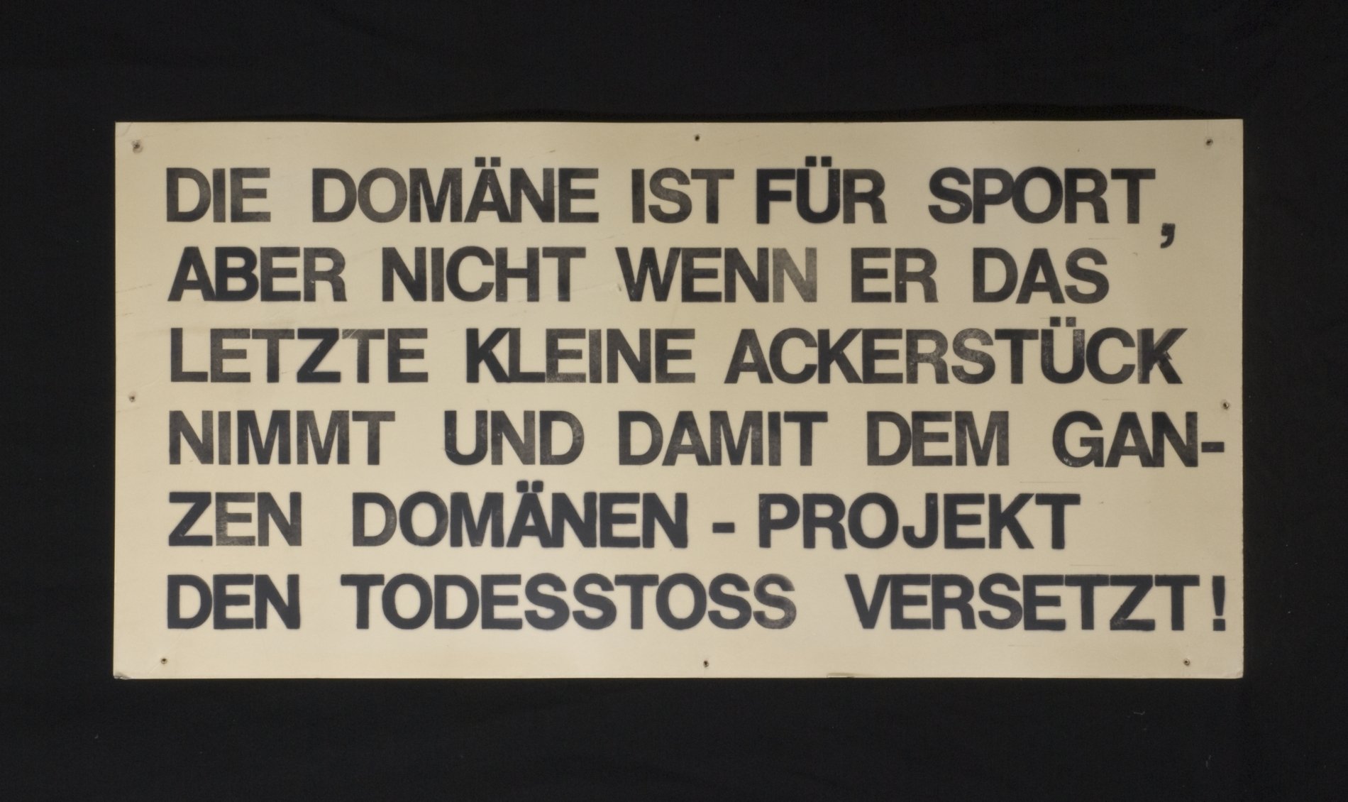 Schrifttafel "Die Domäne ist für Sportaber nicht .." (Stiftung Domäne Dahlem - Landgut und Museum, Weiternutzung nur mit Genehmigung des Museums CC BY-NC-SA)
