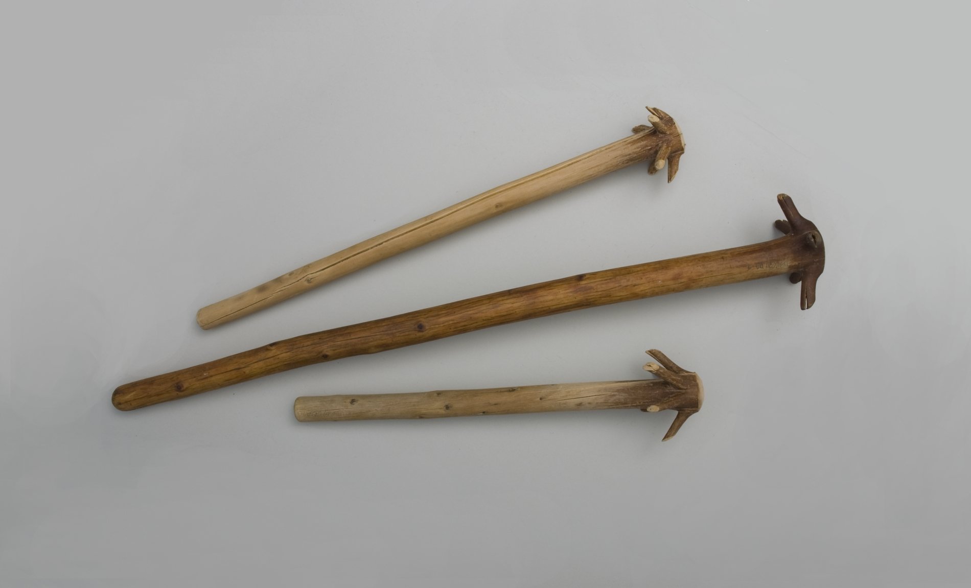 Drei handgefertigte Holzquirle (Stiftung Domäne Dahlem - Landgut und Museum, Weiternutzung nur mit Genehmigung des Museums CC BY-NC-SA)
