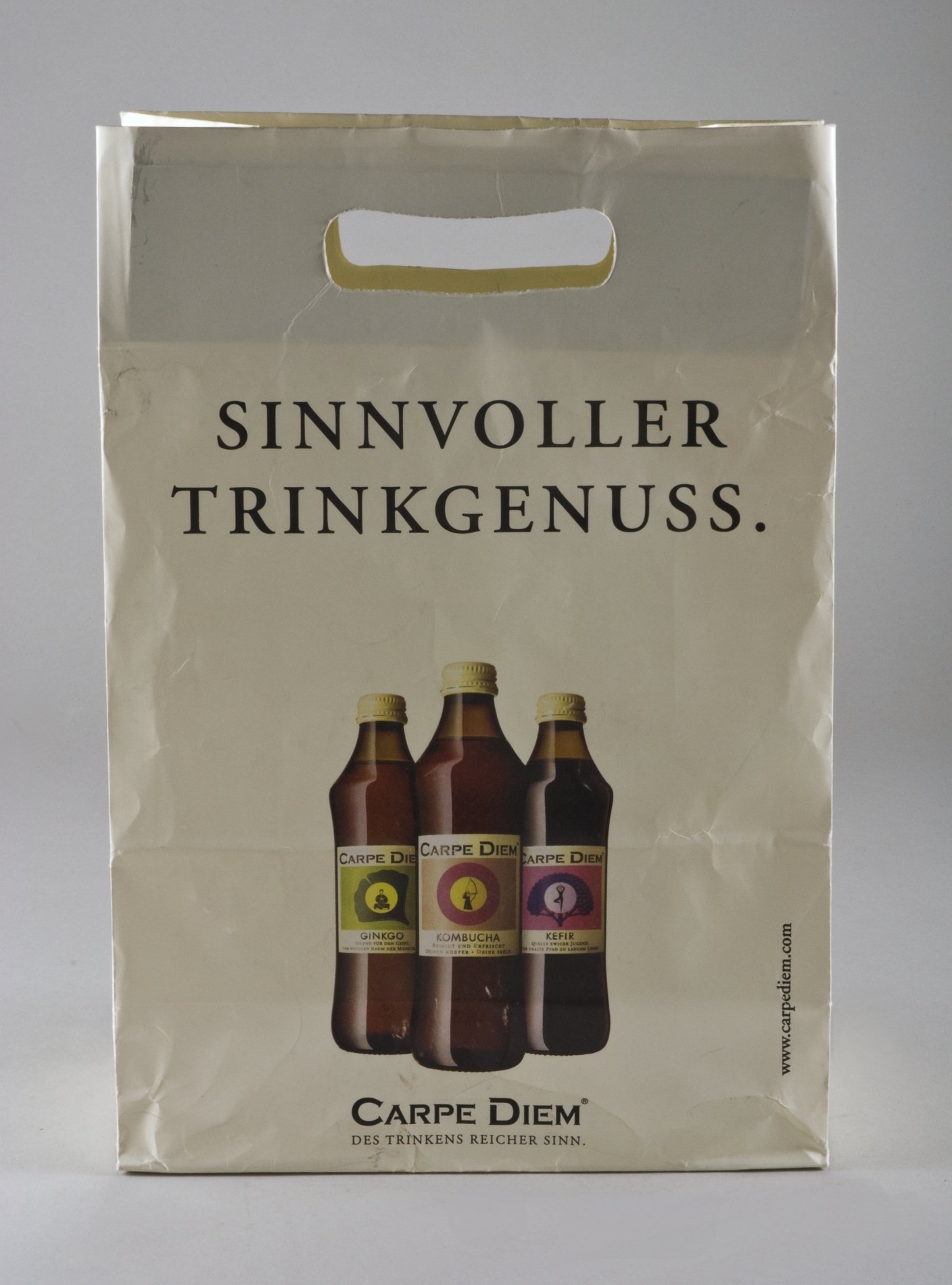Tragetasche "Sinnvoller Trinkgenuss - Carpe Diem" (Stiftung Domäne Dahlem - Landgut und Museum, Weiternutzung nur mit Genehmigung des Museums CC BY-NC-SA)