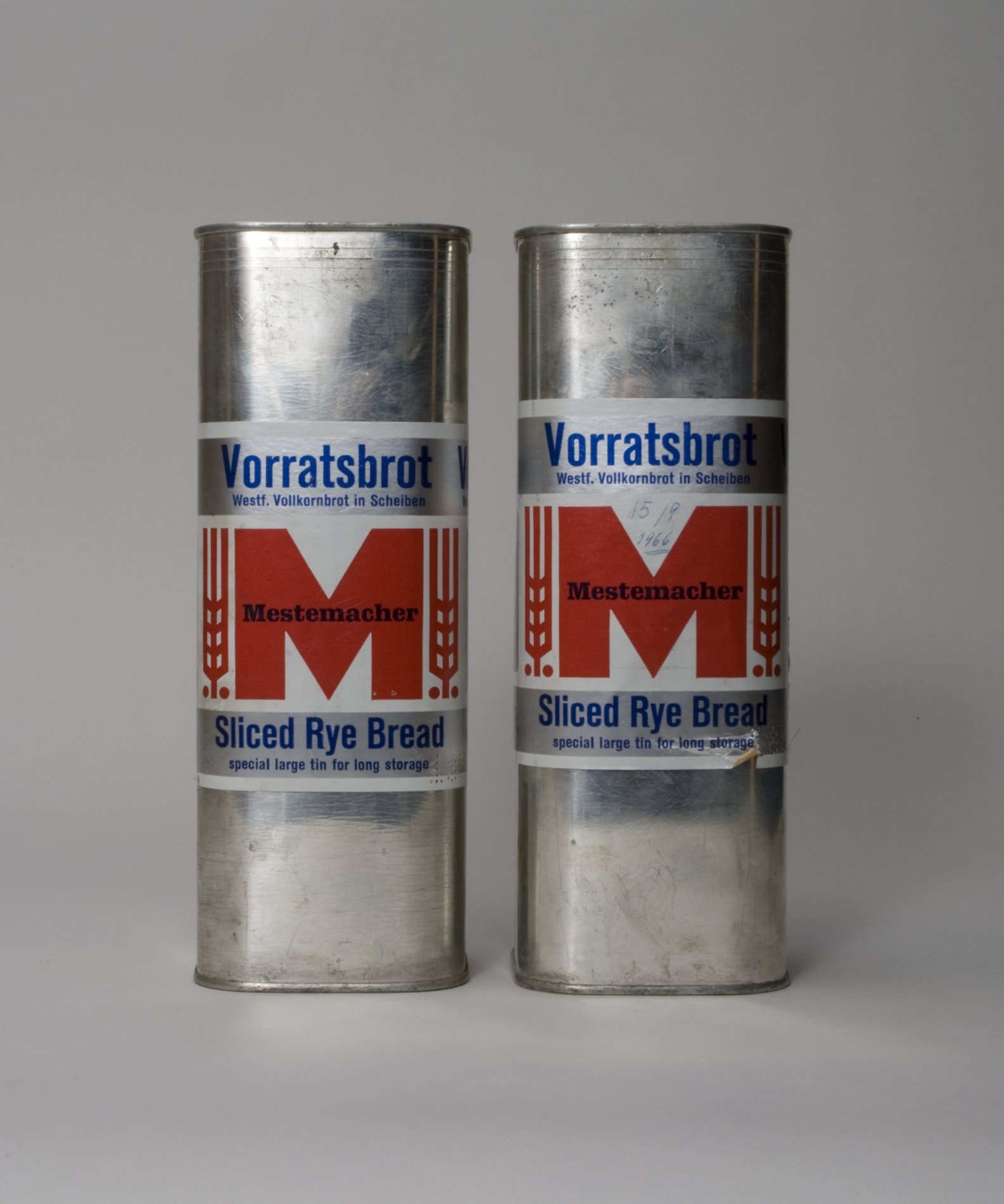 Zwei Dosen "Mestemacher Vorratsbrot" (Stiftung Domäne Dahlem - Landgut und Museum, Weiternutzung nur mit Genehmigung des Museums CC BY-NC-SA)