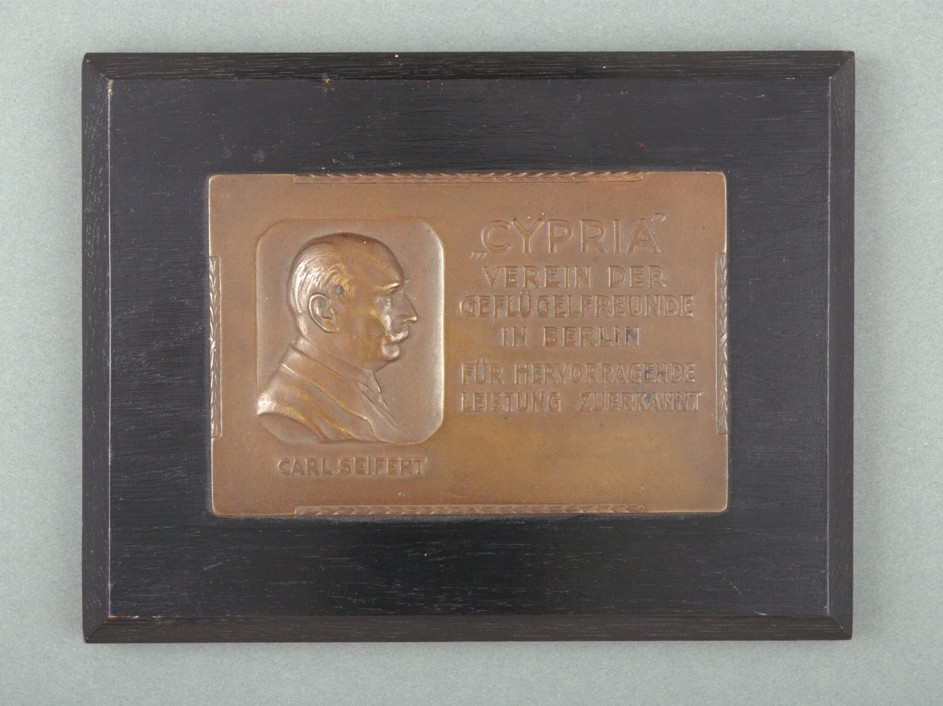 Auszeichnung des "Cypria Verein der Geflügelfreunde in Berlin" (Stiftung Domäne Dahlem - Landgut und Museum, Weiternutzung nur mit Genehmigung des Museums CC BY-NC-SA)