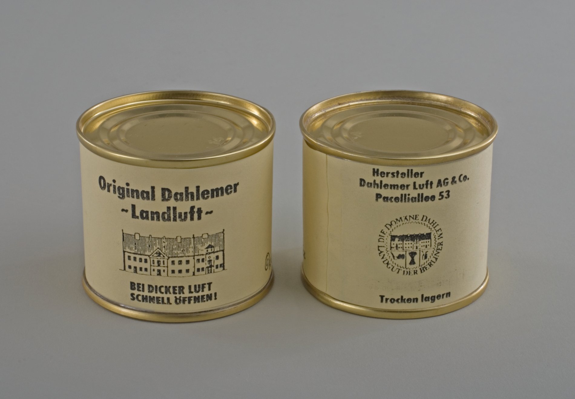 Zwei Konservendosen "Dahlemer Landluft" (Stiftung Domäne Dahlem - Landgut und Museum, Weiternutzung nur mit Genehmigung des Museums CC BY-NC-SA)