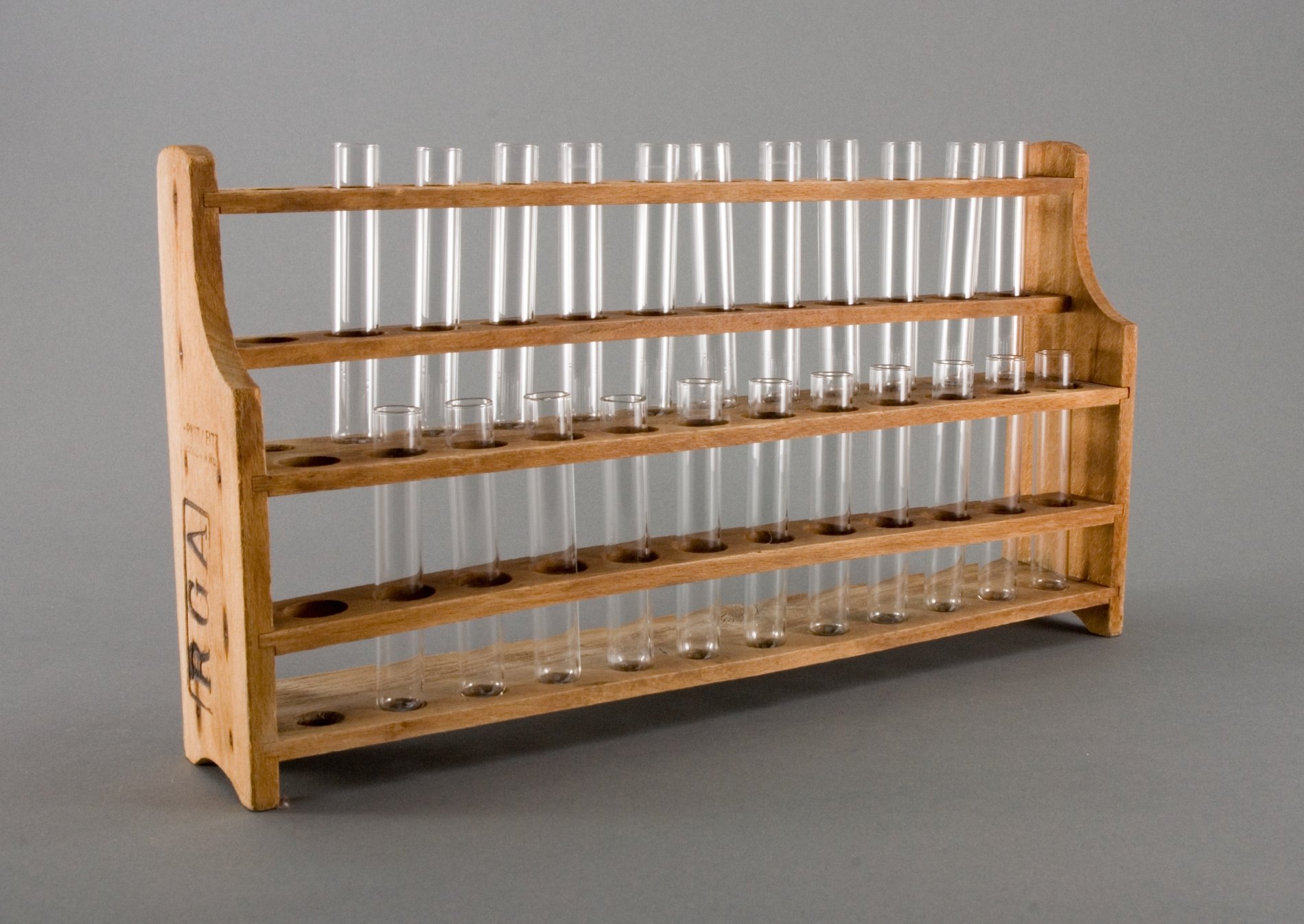 Reagenzglasständer mit zwei Etagen je 12 Stellplätze und 22 Reagenzgläsern (Stiftung Domäne Dahlem - Landgut und Museum, Weiternutzung nur mit Genehmigung des Museums CC BY-NC-SA)