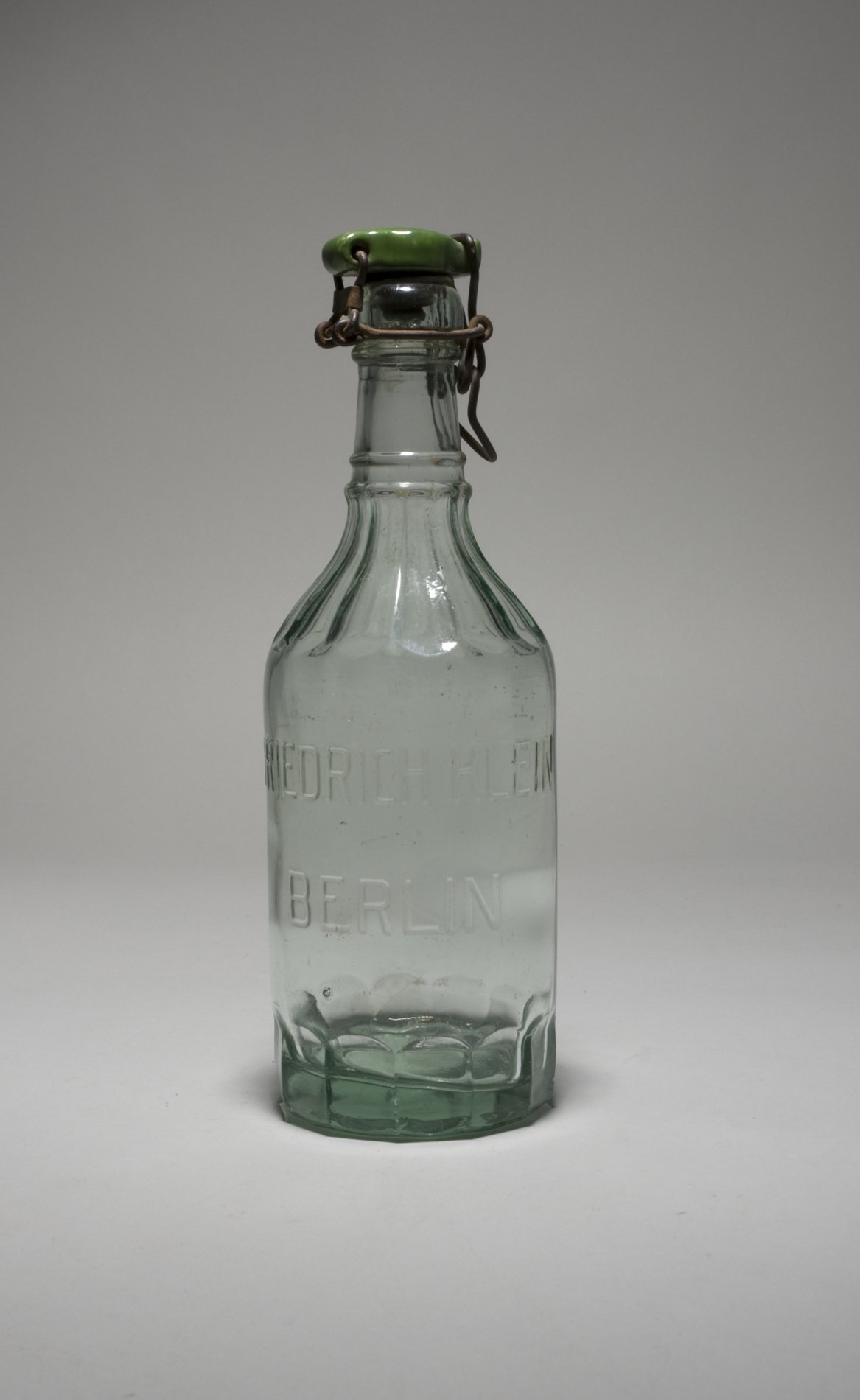 Flasche "Friedrich Klein Berlin", mit Bügelverschluss (Stiftung Domäne Dahlem - Landgut und Museum, Weiternutzung nur mit Genehmigung des Museums CC BY-NC-SA)