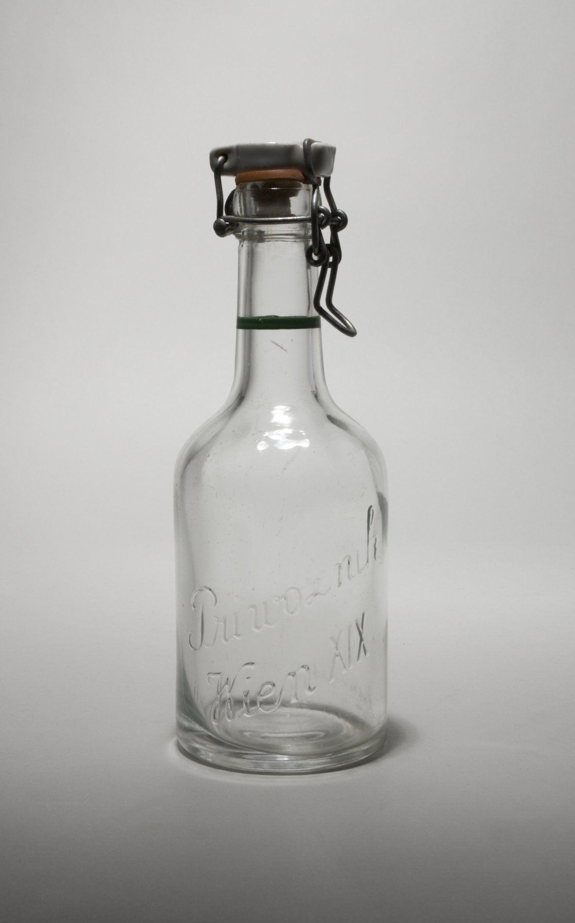 Flasche "Priwoznik Wien XIX", mit Bügelverschluss (Stiftung Domäne Dahlem - Landgut und Museum, Weiternutzung nur mit Genehmigung des Museums CC BY-NC-SA)