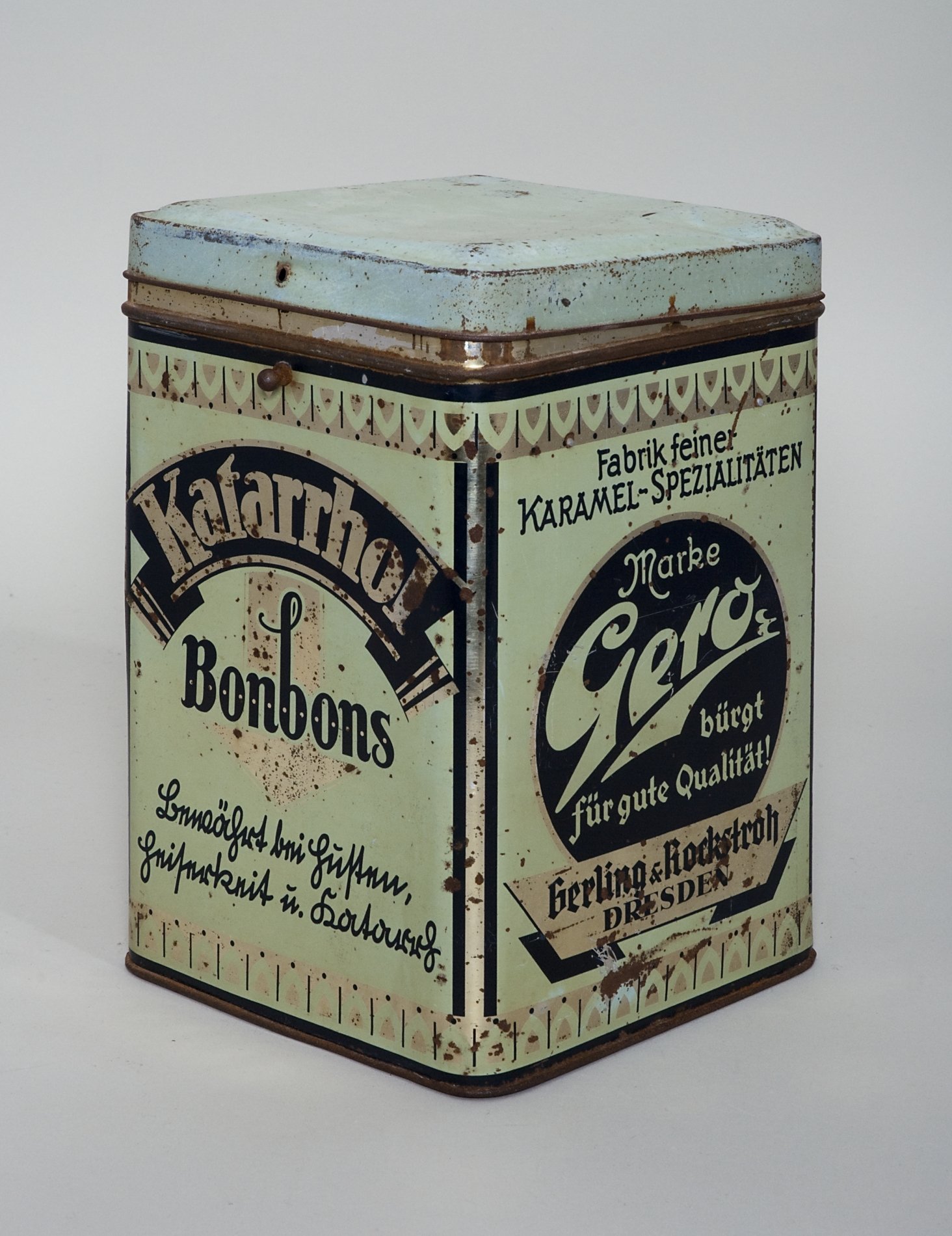 Blechdose "Katarrhol Bonbons" (Stiftung Domäne Dahlem - Landgut und Museum, Weiternutzung nur mit Genehmigung des Museums CC BY-NC-SA)