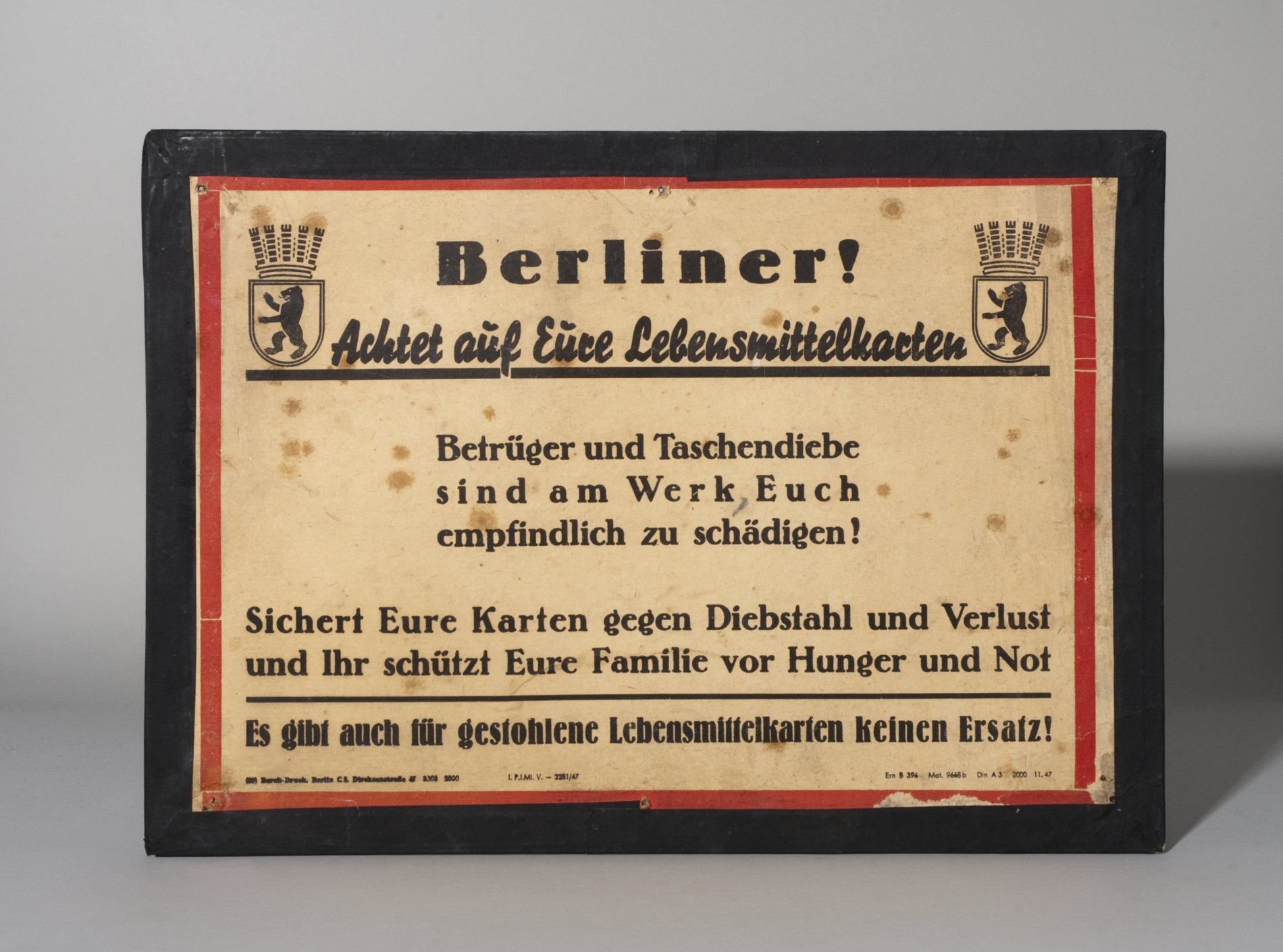 HInweisschild "Berliner! Achtet auf Eure Lebensmittelkarten" (Stiftung Domäne Dahlem - Landgut und Museum, Weiternutzung nur mit Genehmigung des Museums CC BY-NC-SA)
