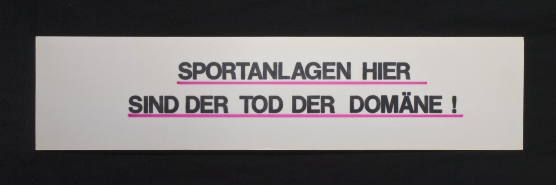 Schrifttafel "Sportanlagensind der Tod der Domäne!"" (Stiftung Domäne Dahlem - Landgut und Museum, Weiternutzung nur mit Genehmigung des Museums CC BY-NC-SA)