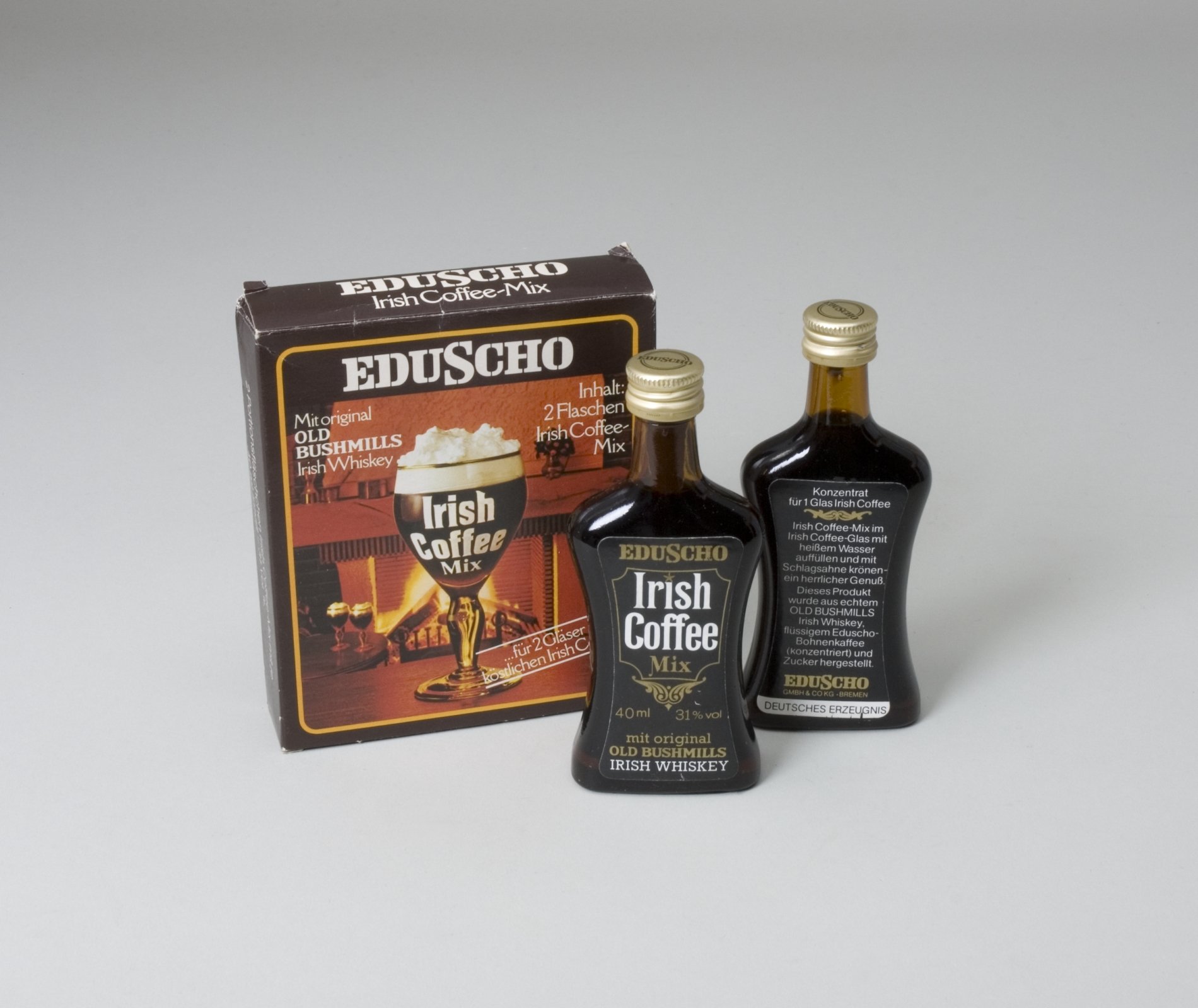 Verpackung mit zwei Flaschen "EDUSCHO - Irish Coffee-Mix" (Stiftung Domäne Dahlem - Landgut und Museum, Weiternutzung nur mit Genehmigung des Museums CC BY-NC-SA)