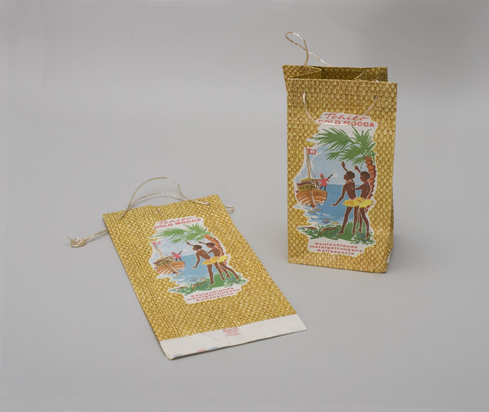 Zwei Papiertragetaschen "Tchibo Gold-Mocca" (Stiftung Domäne Dahlem - Landgut und Museum, Weiternutzung nur mit Genehmigung des Museums CC BY-NC-SA)