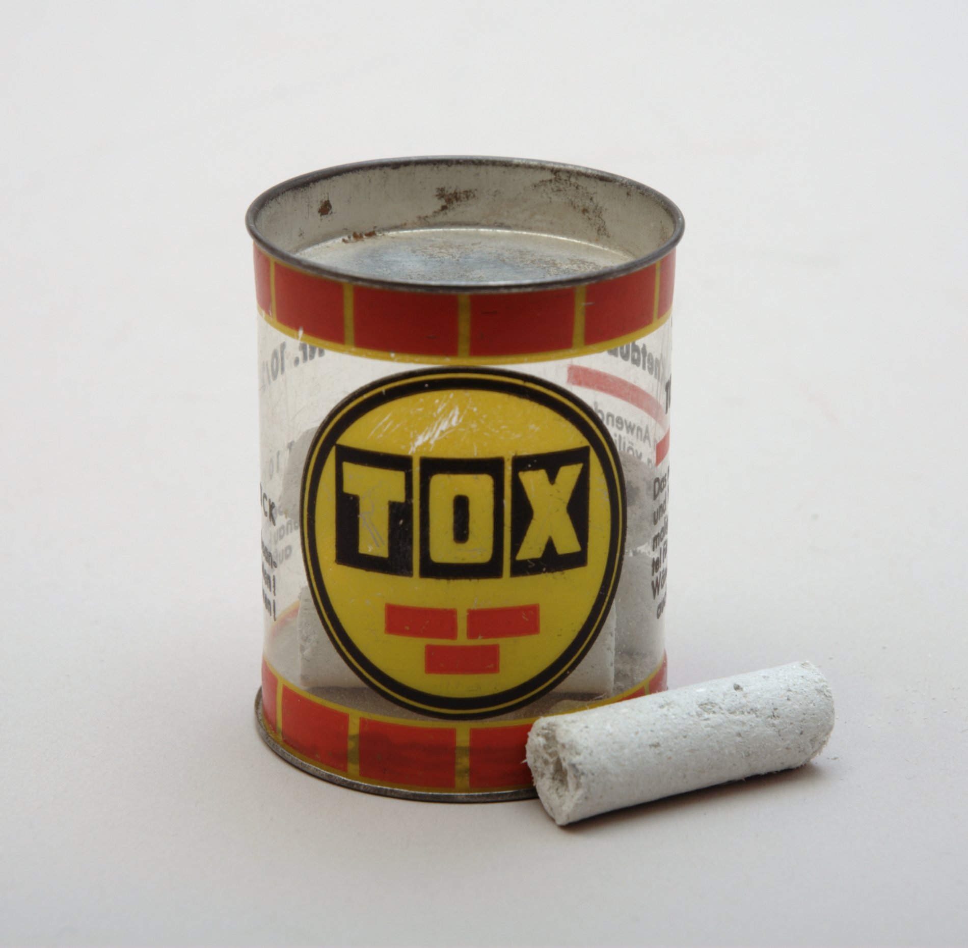Dose mit "TOX-Knetdübel" (Stiftung Domäne Dahlem - Landgut und Museum, Weiternutzung nur mit Genehmigung des Museums CC BY-NC-SA)