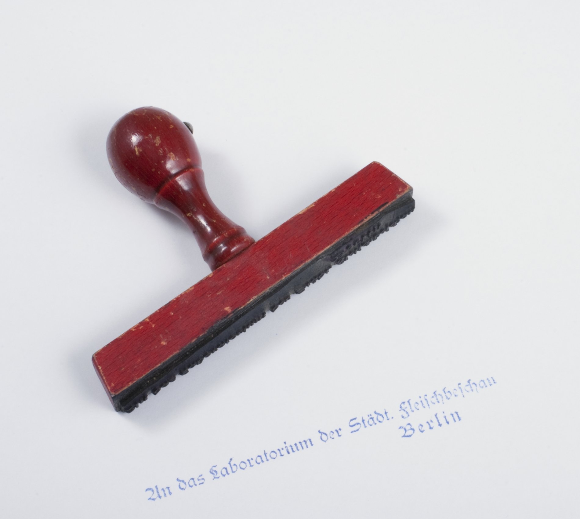 Stempel "An das Laboratorium der Städt. Fleischbeschau Berlin" (Stiftung Domäne Dahlem - Landgut und Museum, Weiternutzung nur mit Genehmigung des Museums CC BY-NC-SA)