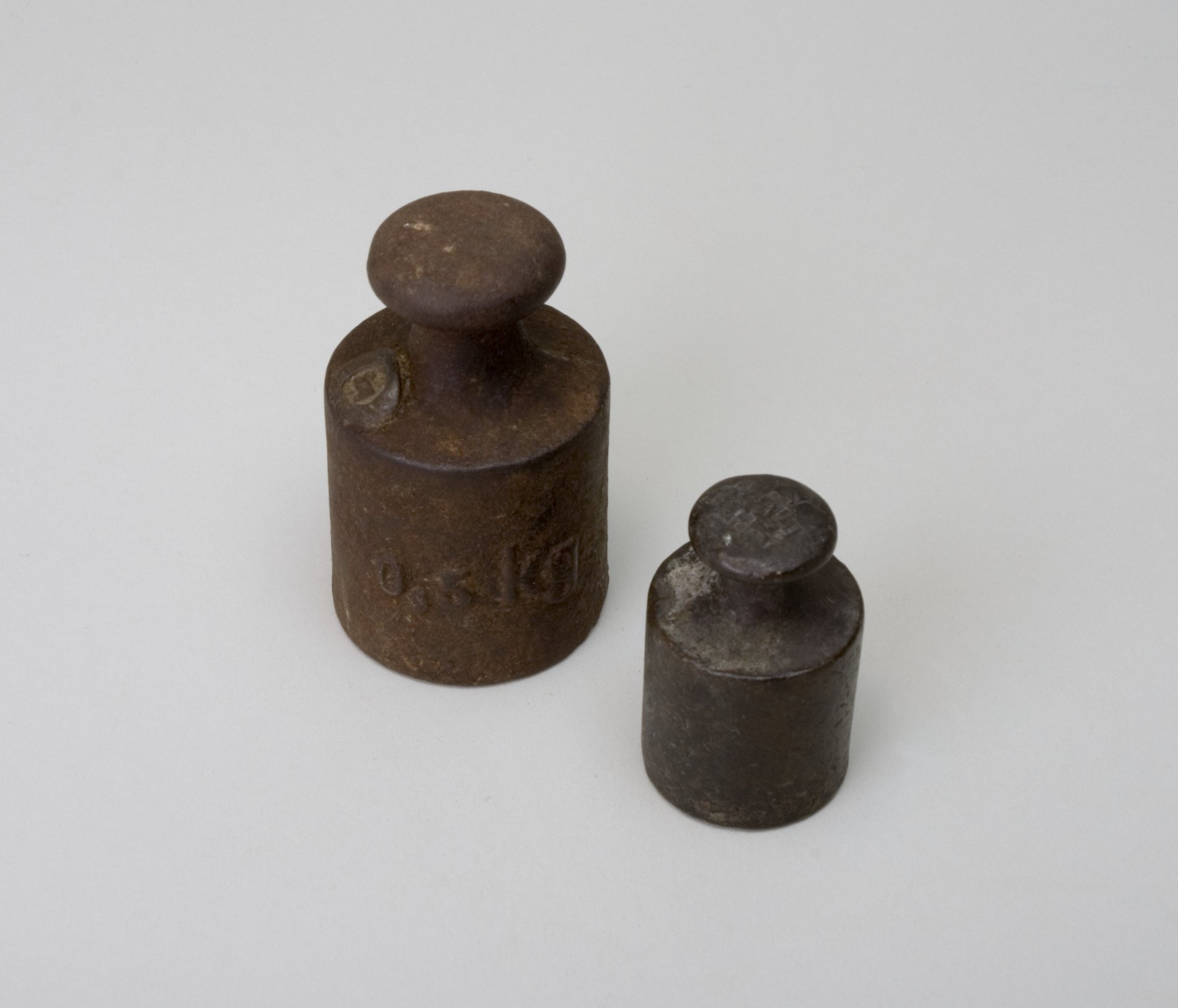 Zwei Gewichte von 1/2 kg und 1/4kg (Stiftung Domäne Dahlem - Landgut und Museum, Weiternutzung nur mit Genehmigung des Museums CC BY-NC-SA)
